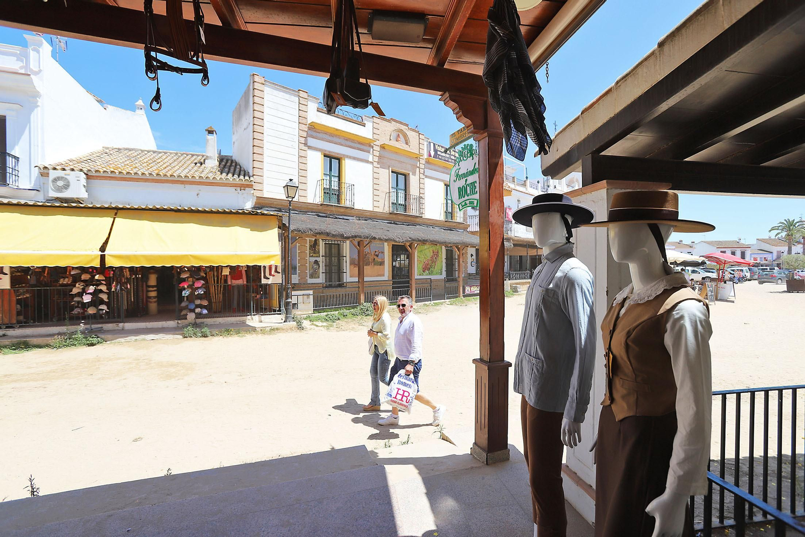 Ambiente en la aldea del Rocío en la mañana de domingo