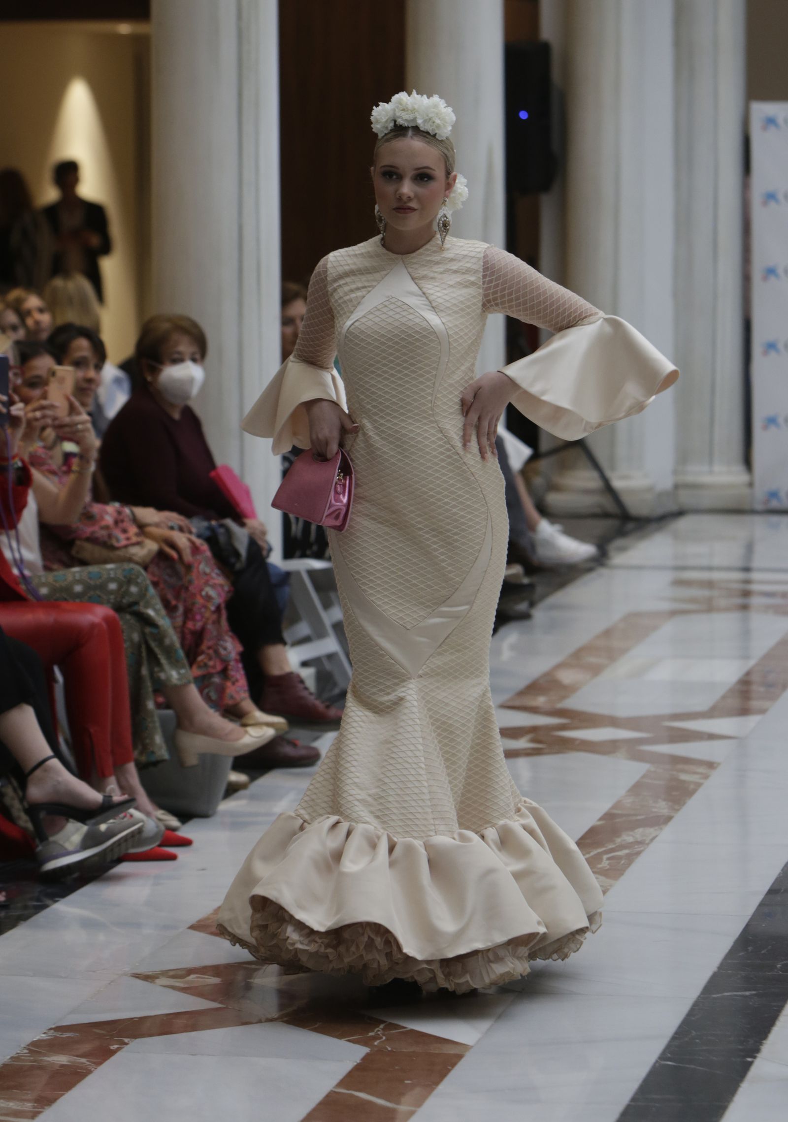 Desfile moda flamenca en las vísperas de la Feria de Abril CaixaBank