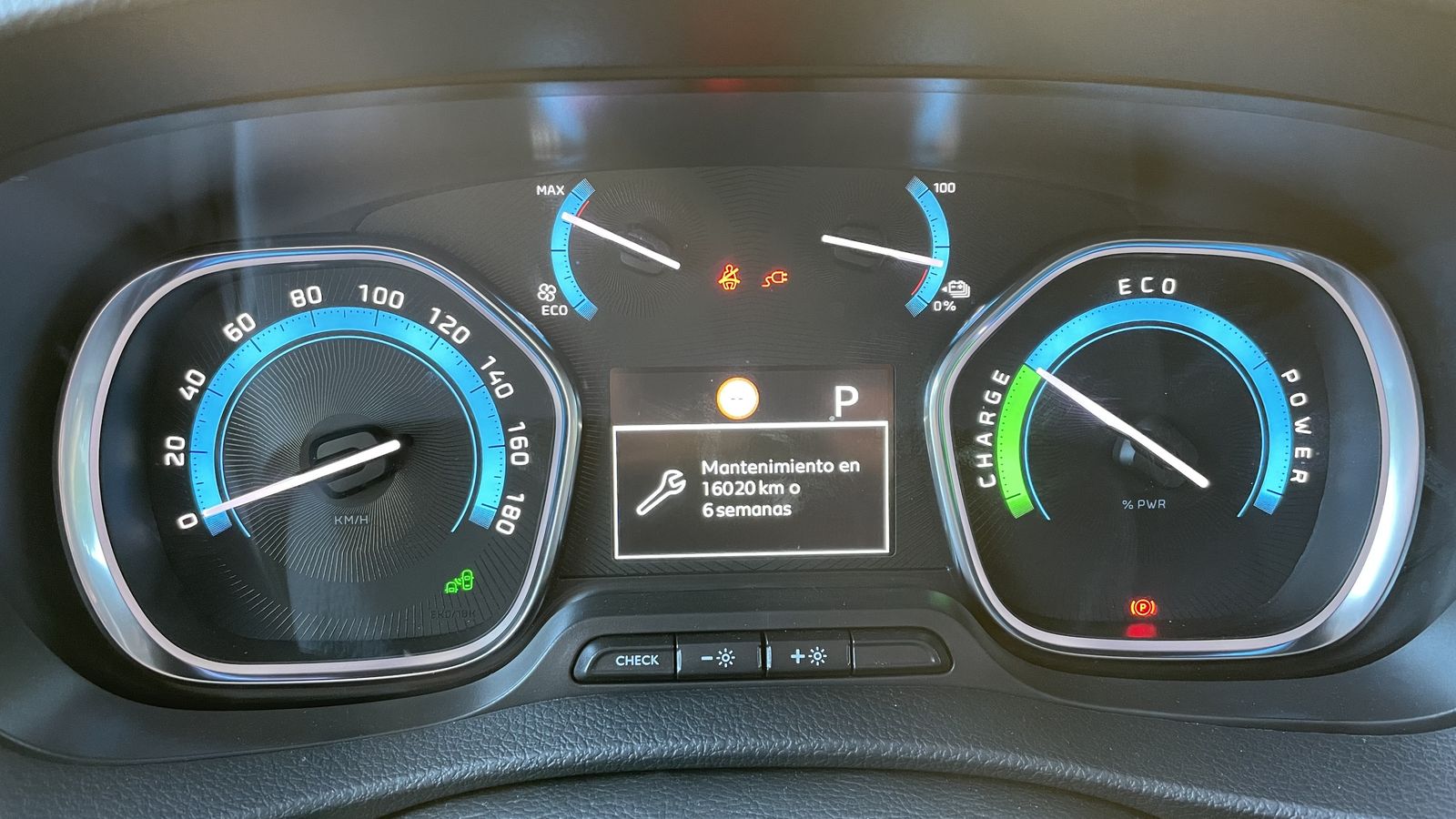 Aunque la instrumentación tiene una configuración muy sencilla, el ordenador de a bordo la completa con dos memorias de consumo y velocidad media. Tampoco aquí hay porcentaje de carga de la batería más allá del indicador central.