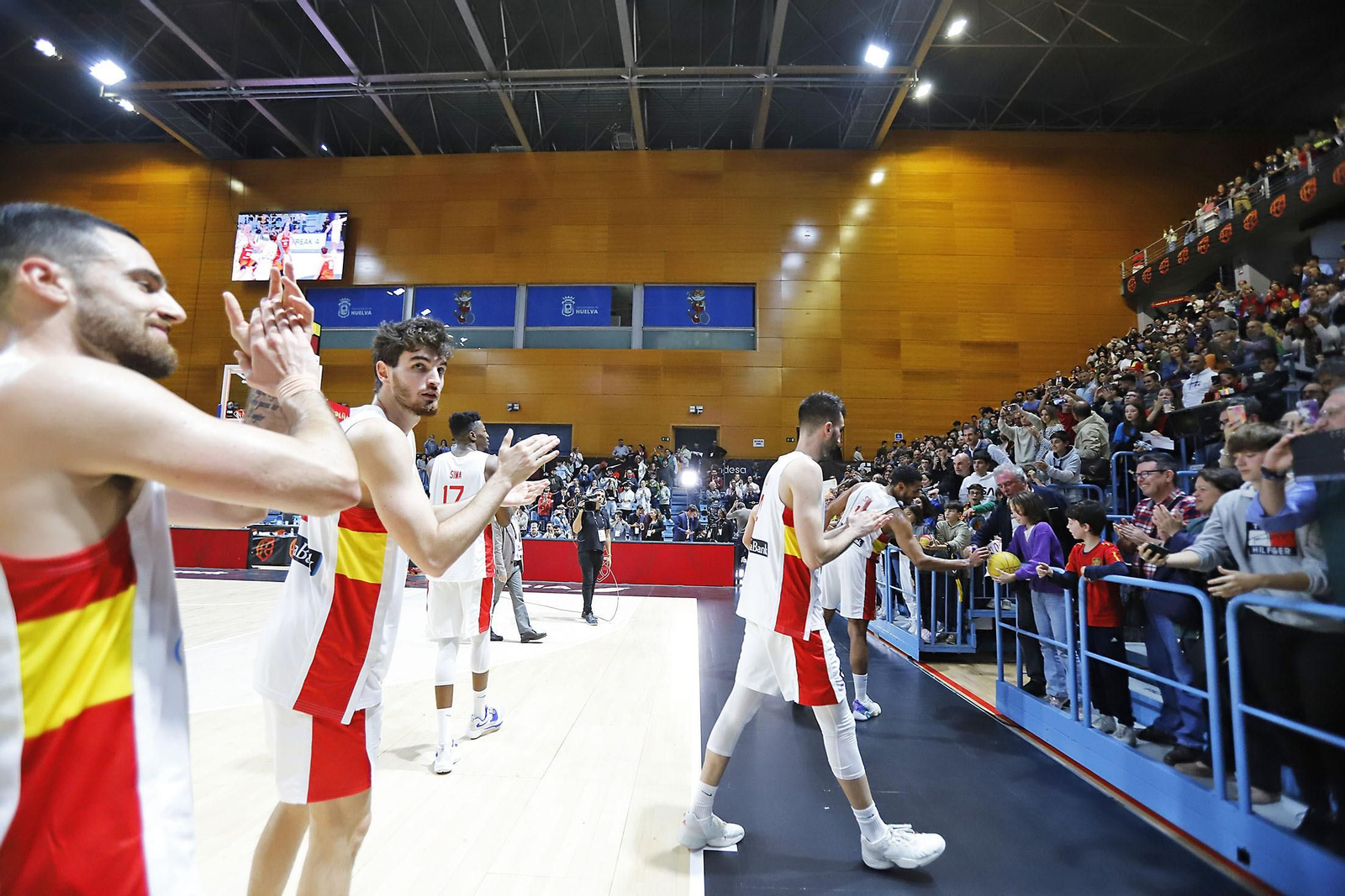 Imágenes de la celebración de la selección Española de baloncesto por certificar su pase con una victoria ante Paises Bajos Imágenes de la celebración de la selección Española de baloncesto por certificar su pase con una victoria ante Paises Bajos