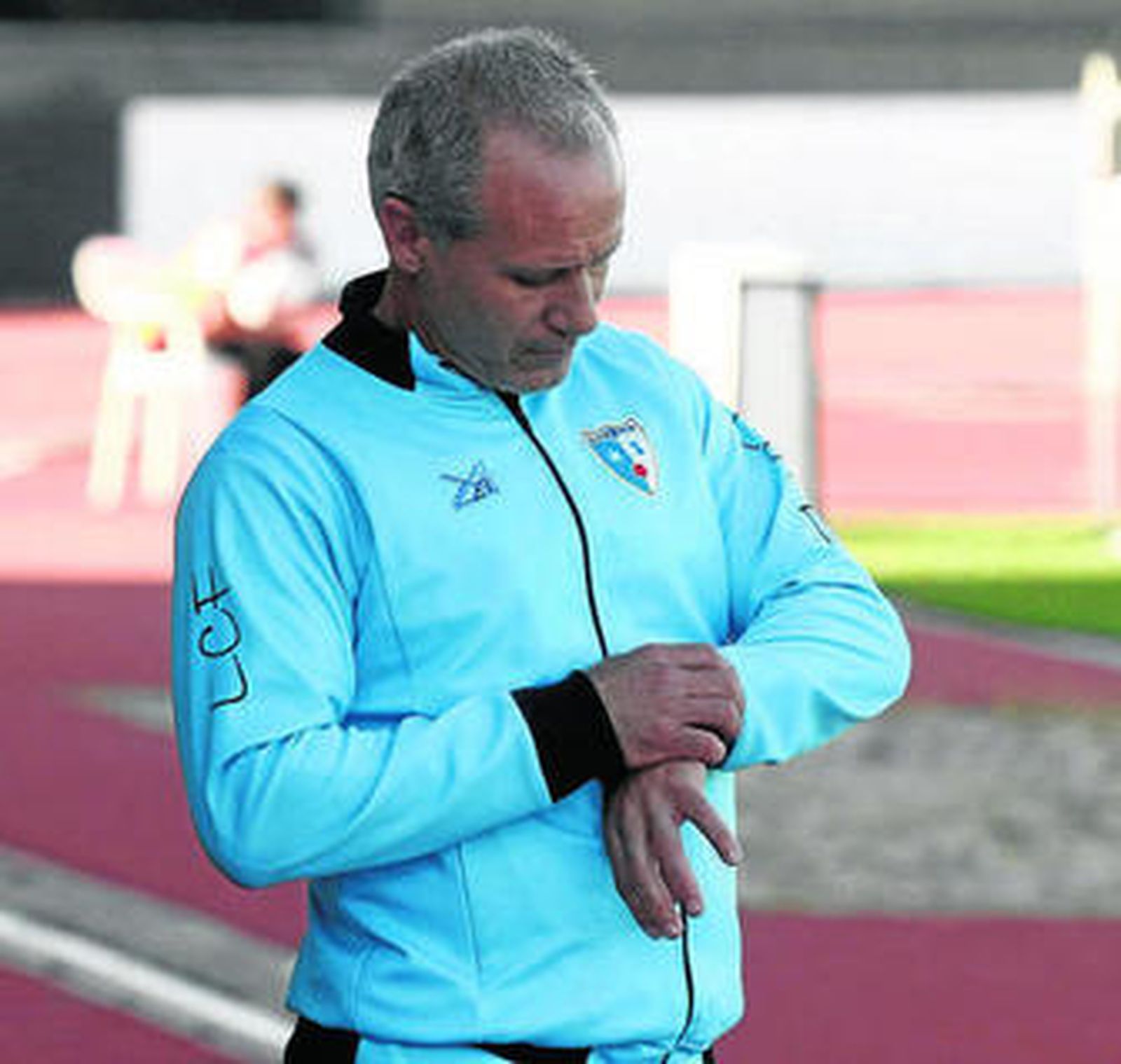 El técnico del Lucena observa su reloj durante un encuentro.