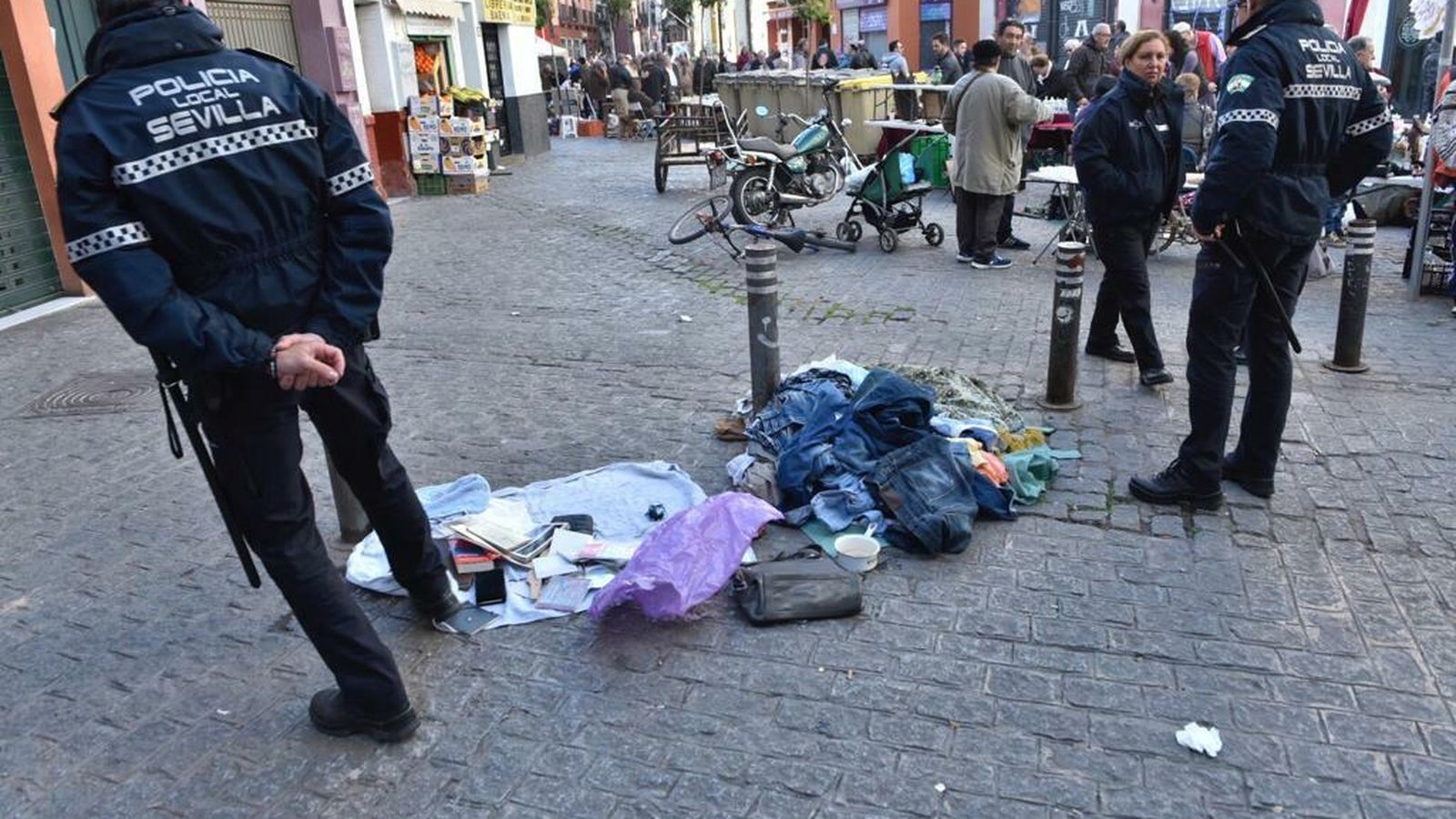 Dos policías locales, durante la intervención