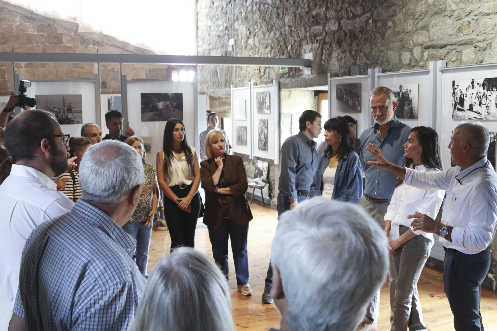 Las fotos de la visita de los Reyes a las zonas afectadas por los incendios en Sanabria y Las Médulas