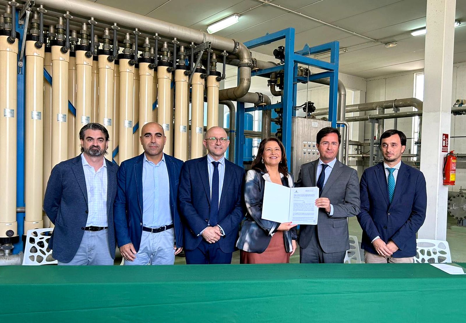 Carmen Crespo y Francisco Góngora, en la EDAR de El Ejido.