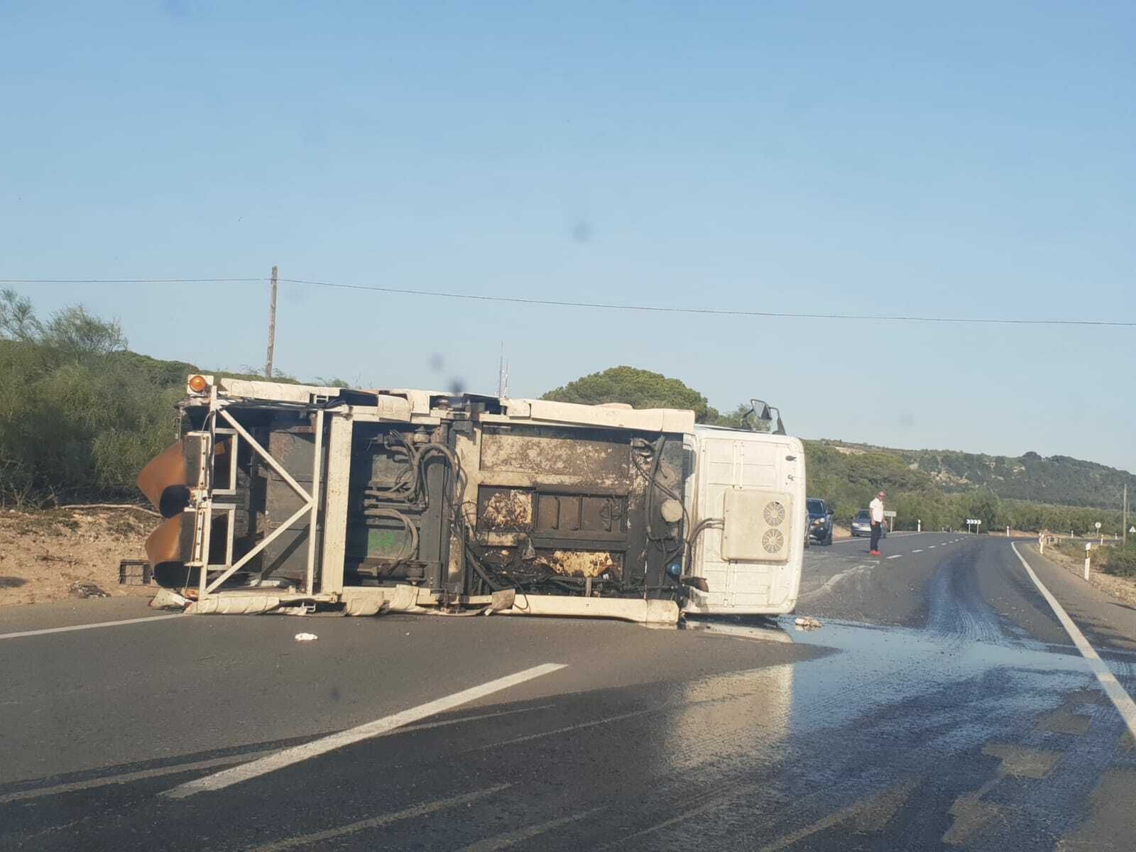 El camión de basura volcado en la carretera.