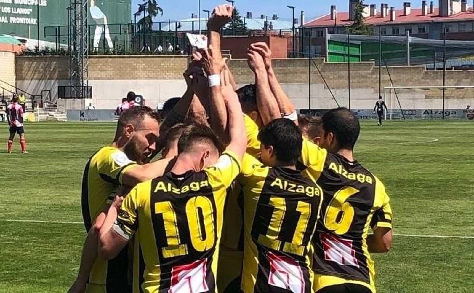 El Portugalete celebra uno de los tantos con los que superó al Tarazona