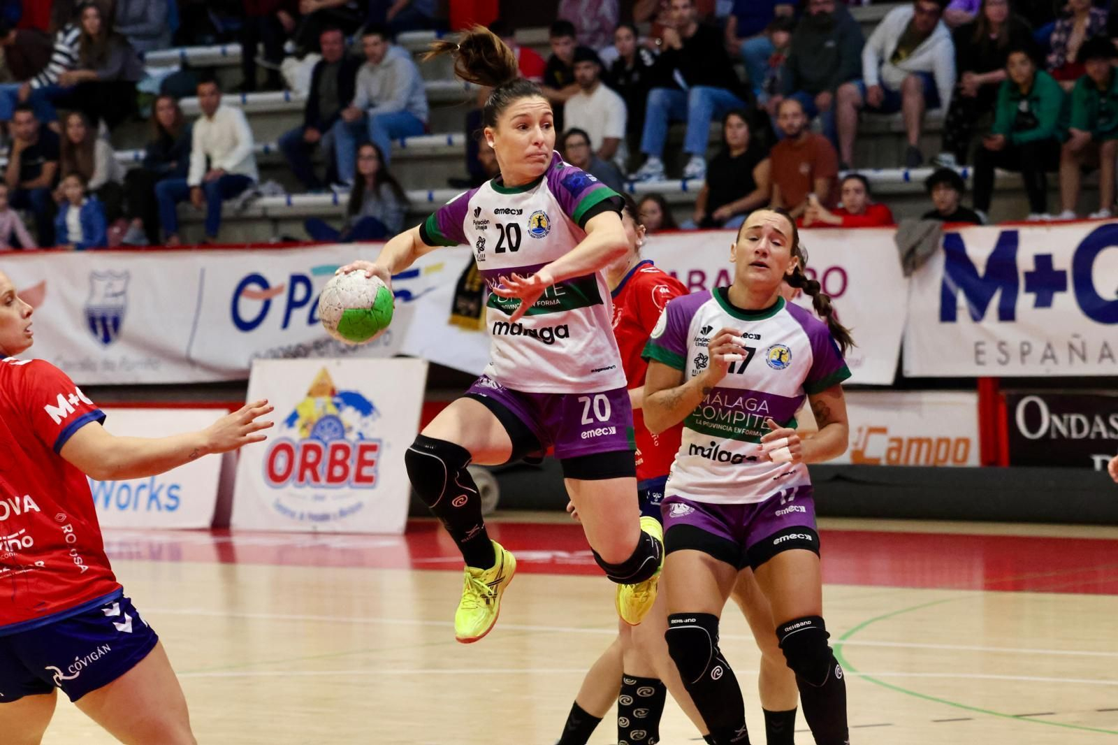 Espe López salta para lanzar a portería