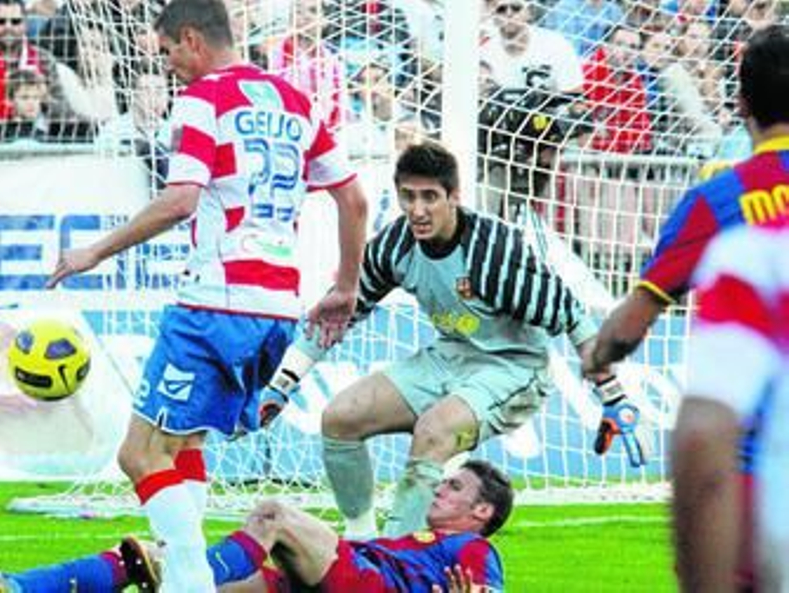 Oier defiende la portería de Los Cármenes durante el choque disputado en Segunda División