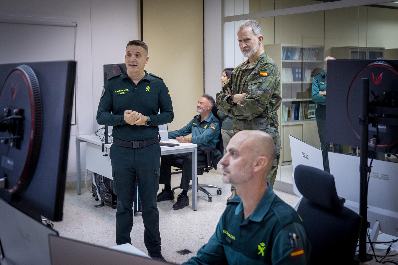 Las imágenes de la visita del Rey a la Guardia Civil de Cádiz