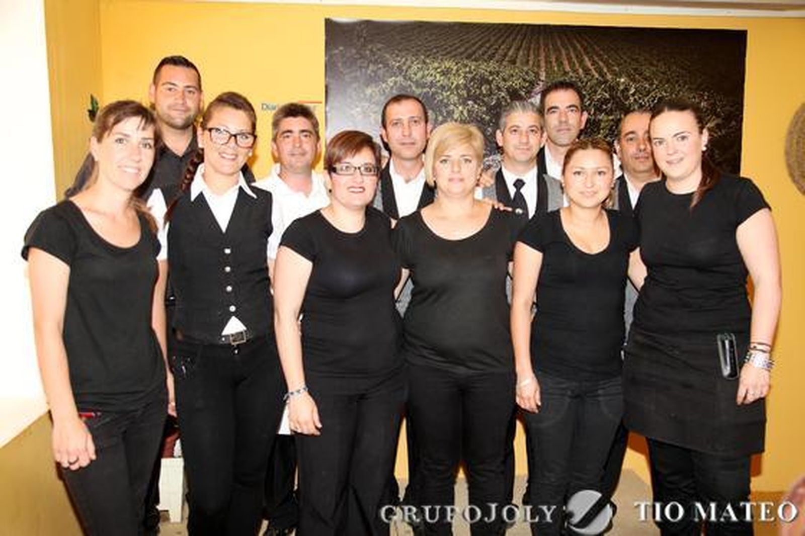 El equipo de trabajadores al completo de la caseta de Diario de Jerez, que gestiona el Restaurante El Duque de Medina Sidonia, posando en el interior de la misma.

Foto: Vanesa Lobo