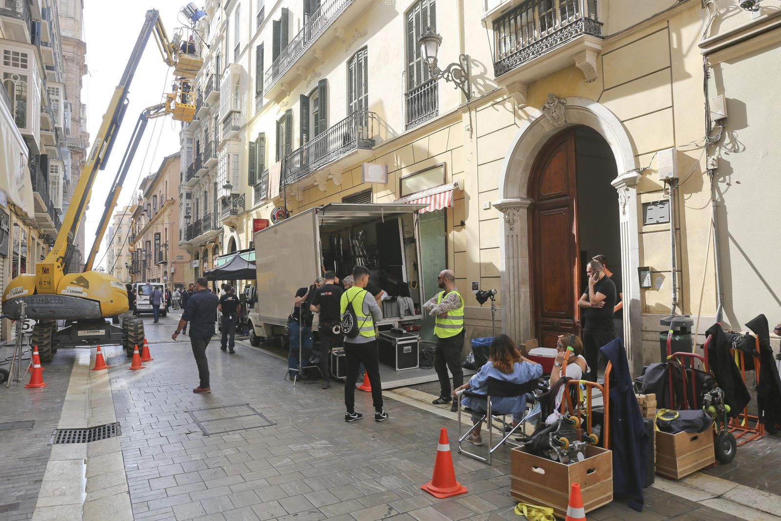 El actor Antonio Banderas camina frente a la Catedral de Málaga.