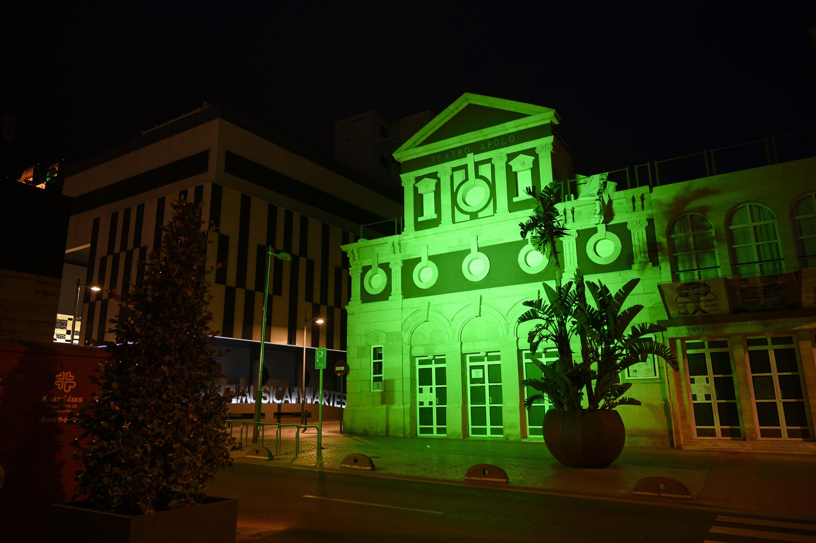 Así luce la fachada del Teatro Apolo.