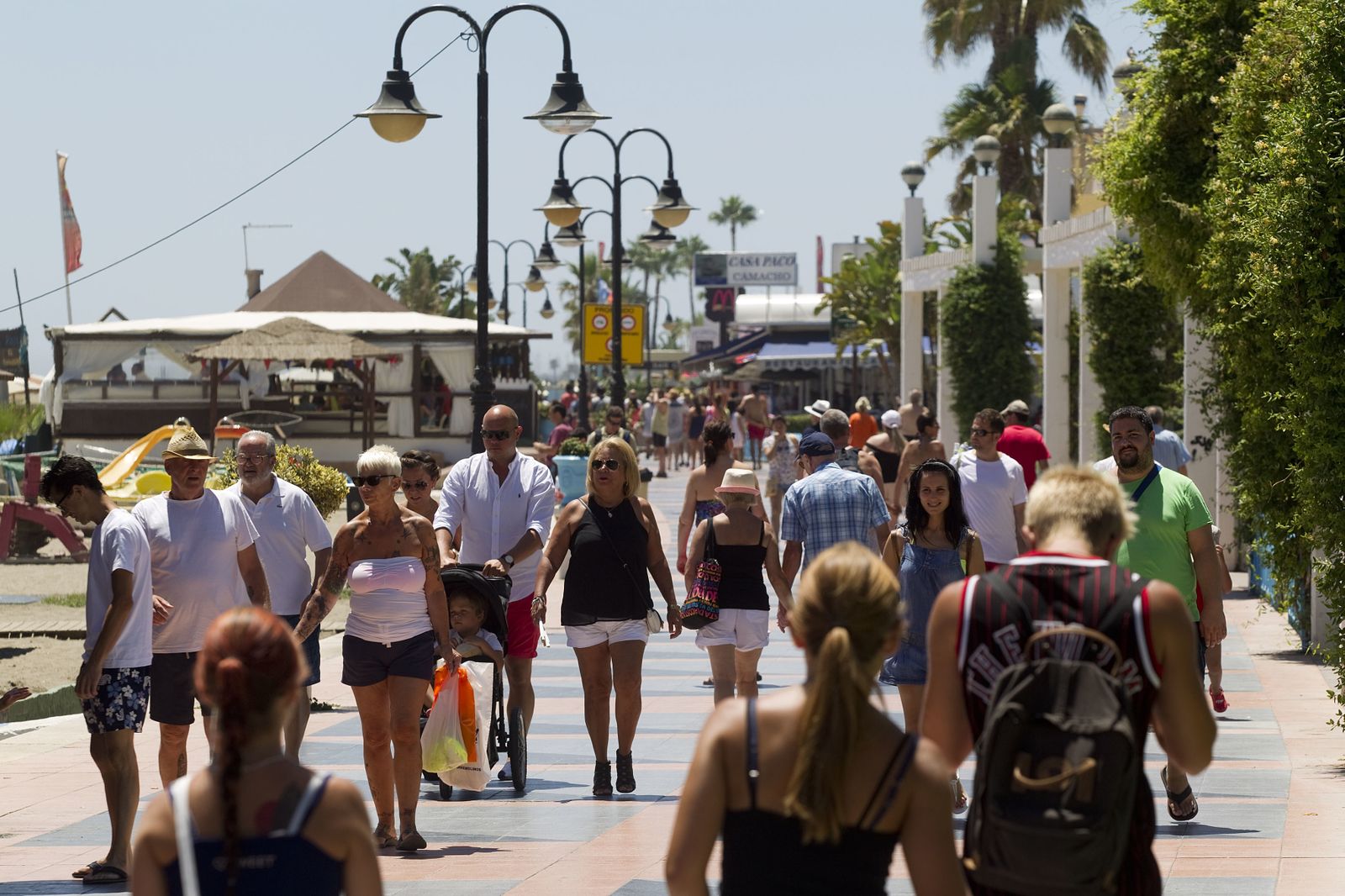 Turistas pasean por La Carihuela, en Torremolinos