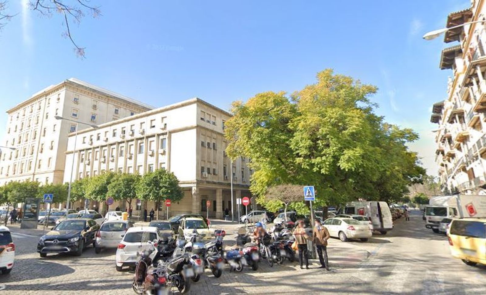 Algunas de las plazas están en la calle Manuel Bermudo Barrera, junto a las sedes judiciales del Prado.