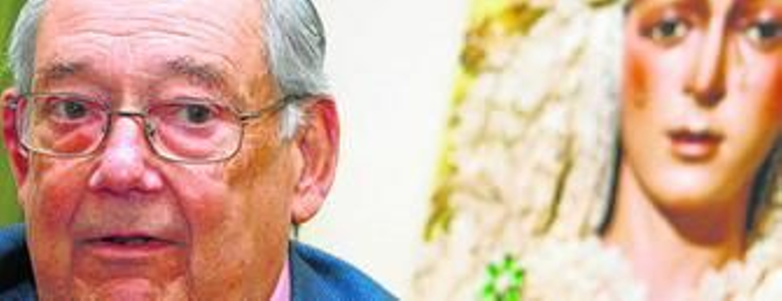 Manuel García posa en uno de los patios de la basílica de la Macarena, donde tiene su despacho.