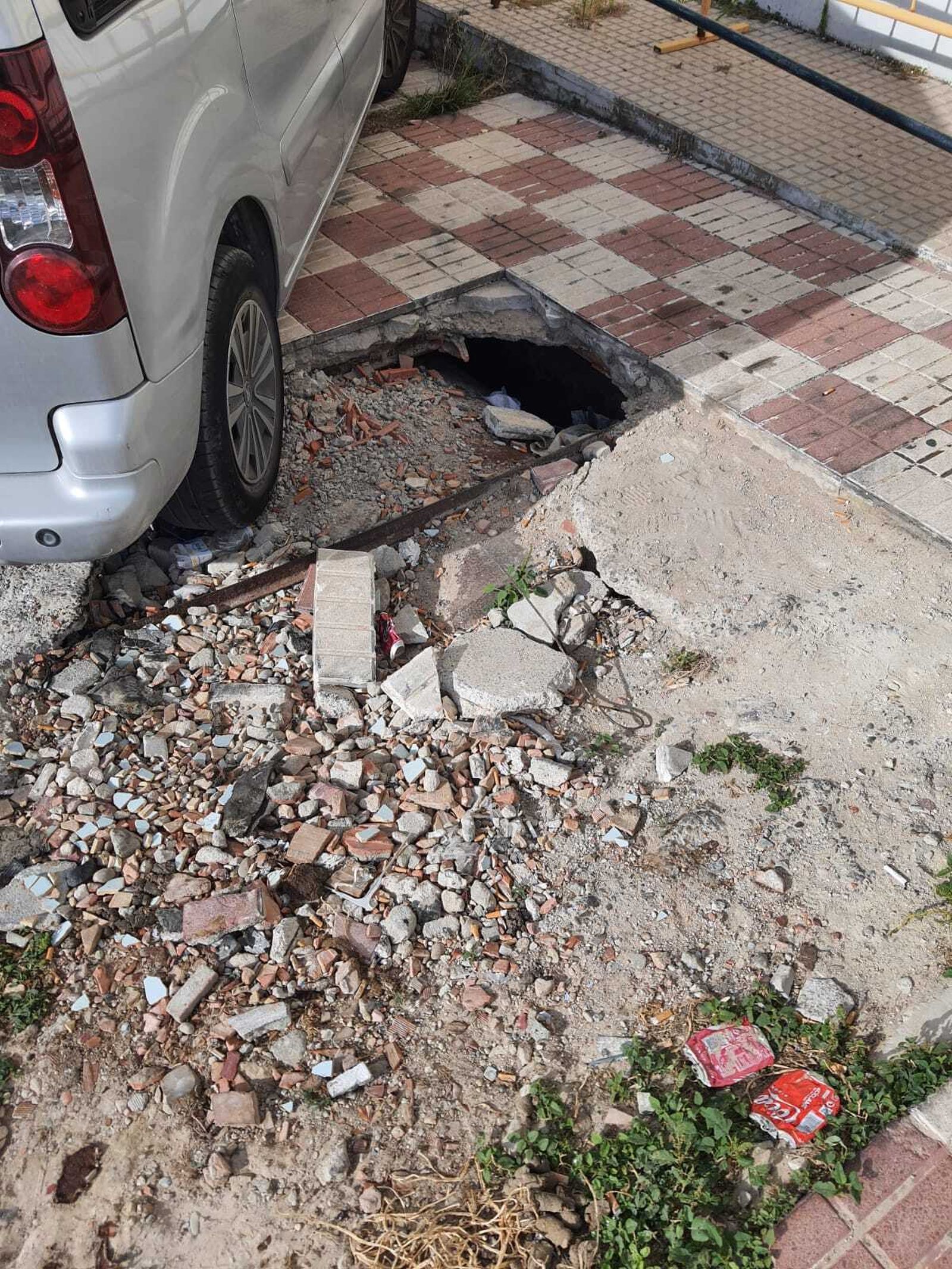 Uno de los boquetes en el suelo, en la antigua zona de urgencias del centro Virgen del Carmen.