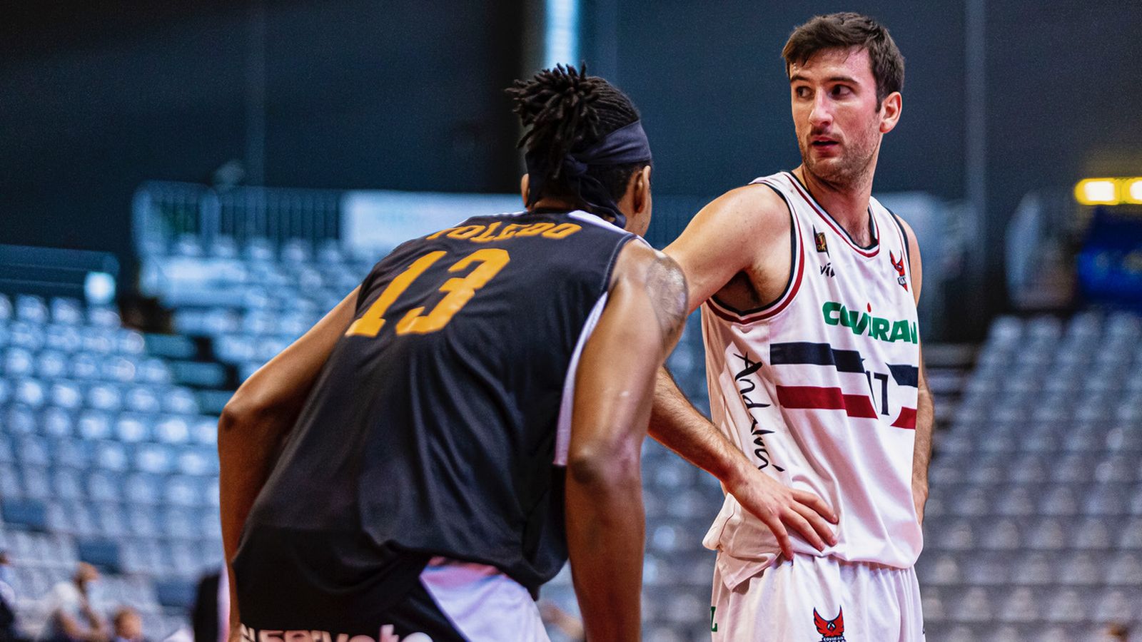 Joan Pardina es observado por el jugador de Lleida Vinicius Toledo.