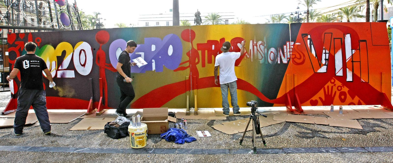 Jóvenes grafiteros ultiman su obra sobre un panel ubicado en la plaza del Arenal, en una anterior campaña de prevención de 'Siloé'.