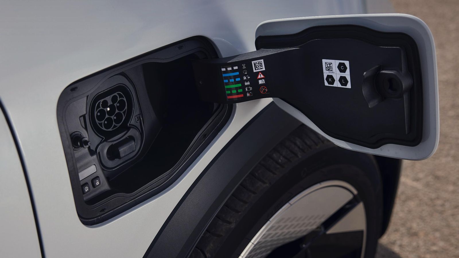 Tanto la capcacidad de cargar con corriente alterna hasta 11 kW como la disponibilidad de la carga con continua son de serie en este modelo.