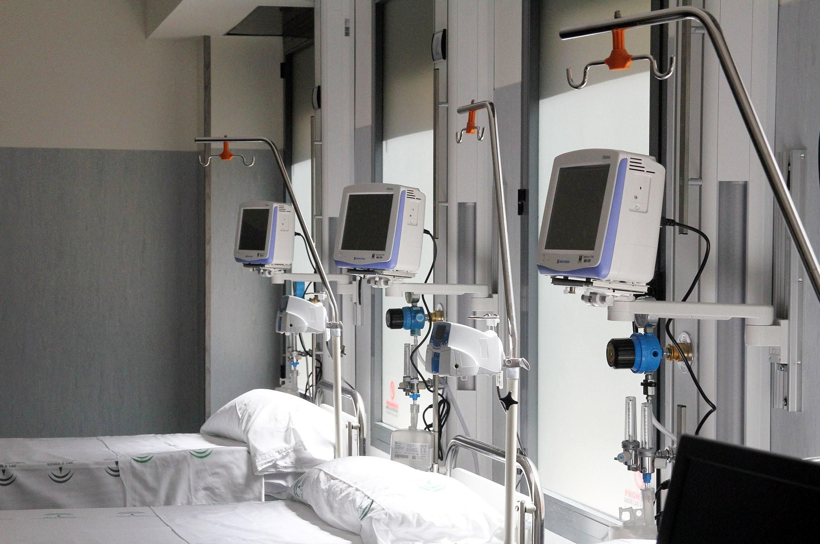 Imágenes de la visita de la consejera de Salud, Marina Álvarez, a la nueva Unidad de Ictus del Hospital Juan Ramón Jiménez