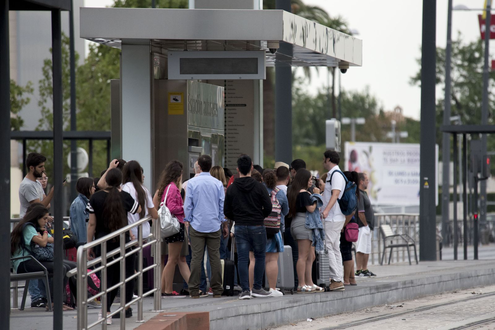 Viajeros esperando la llegada de un Metro, ayer en la parada de Estación de Autobuses.