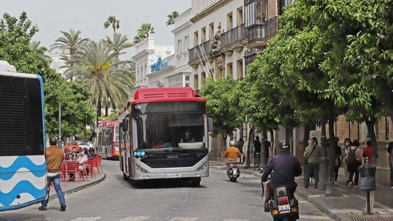 Un autobús urbano a su paso por la calle Larga.