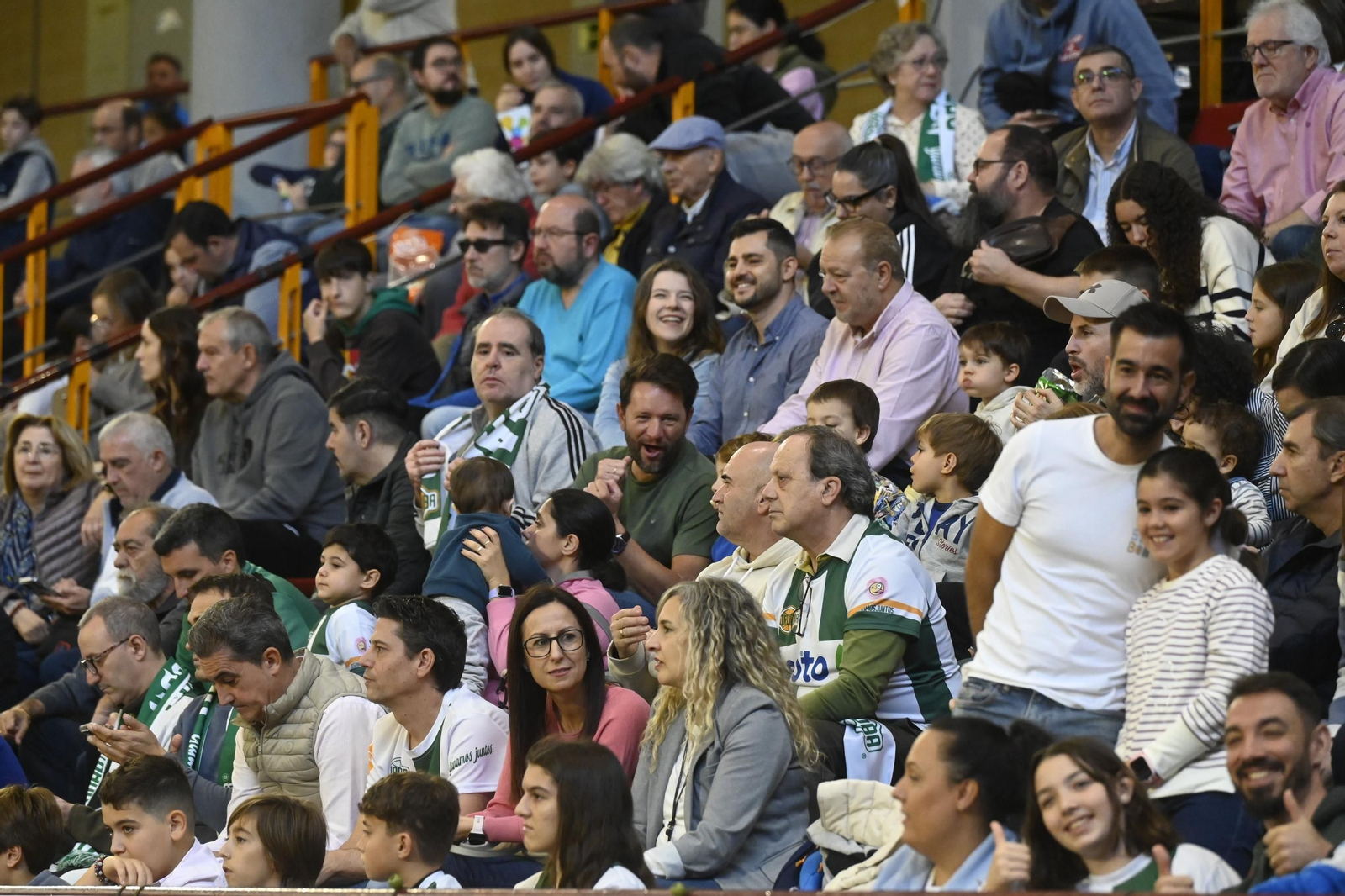 Las mejores fotos del ambiente en Vista Alegre para el Coto Córdoba - Logrobasket