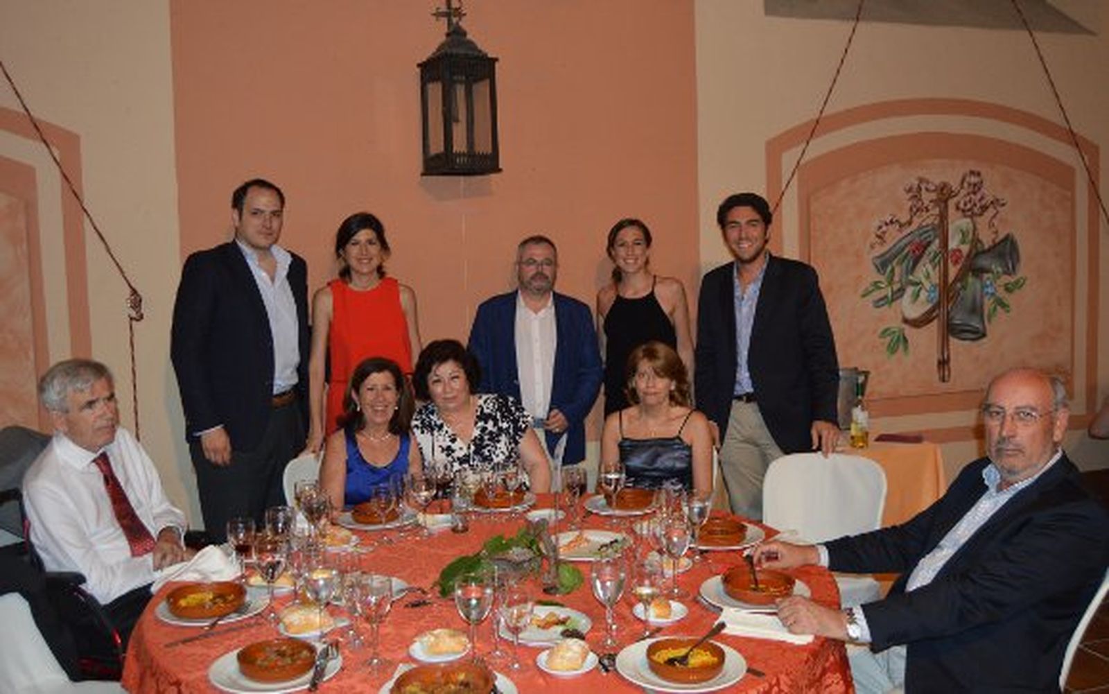 Pilar González Mata, Isabel López Guerrero, Lorenzo Rus, Ana Luz Vaquero, Ana y Pilar Barrera, Ramón Terroba, José Antonio Alcántara, José Alcántara y Carlos Barrera, durante el almuerzo de fin de curso  del colegio de la SAFA en el resturante El Cortijo, en el Puerto de Santa María.

Foto: Ignacio Casas de Ciria
