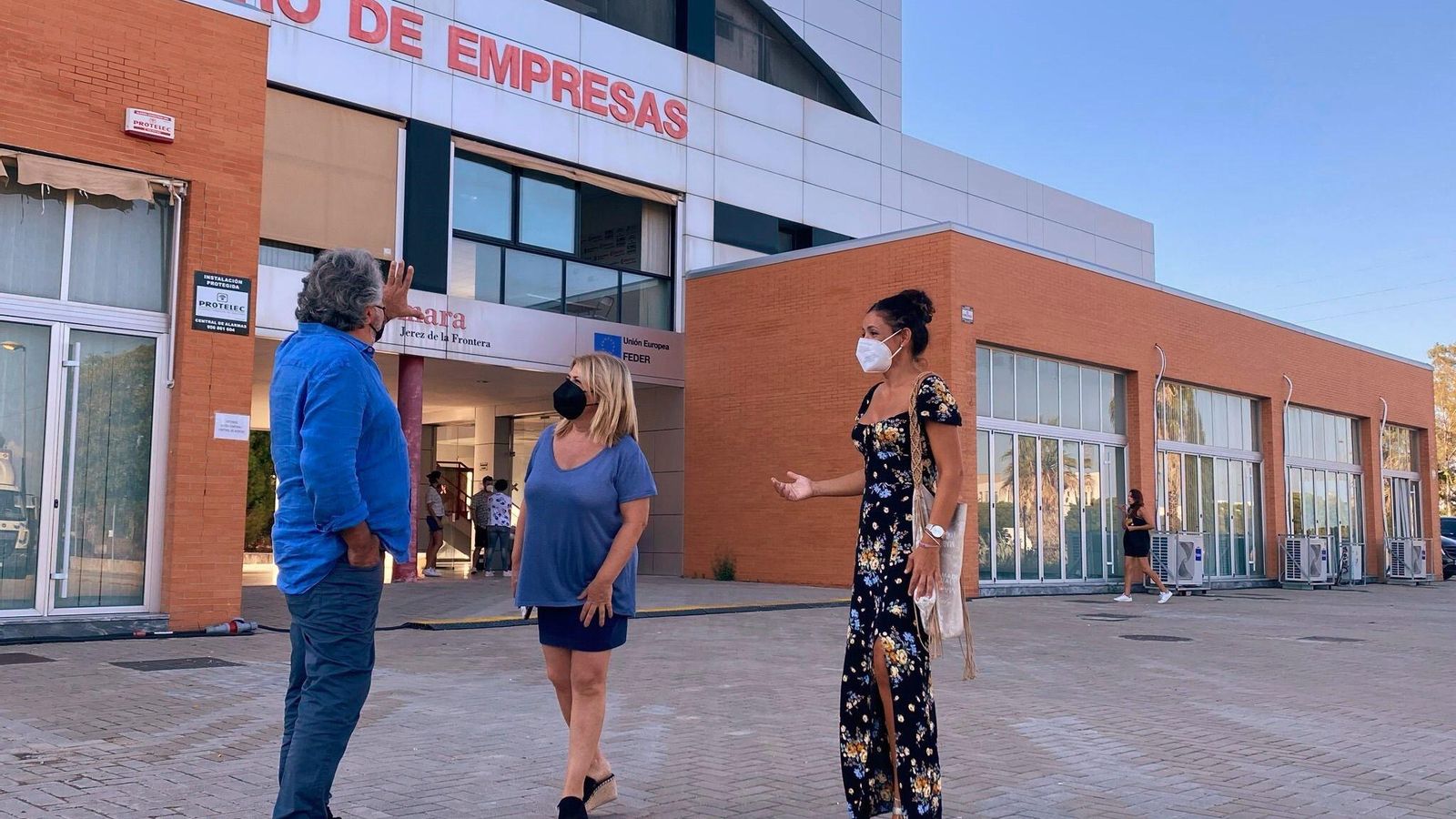 La alcaldesa con el representante de la productora, en el vivero de empresas. La alcaldesa con el representante de la productora, en el vivero de empresas.