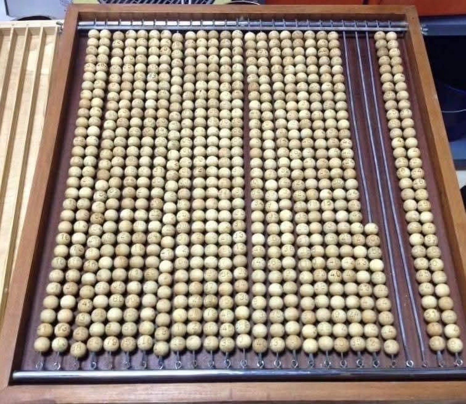 Una de las tablas con las bolas que entran en el sorteo