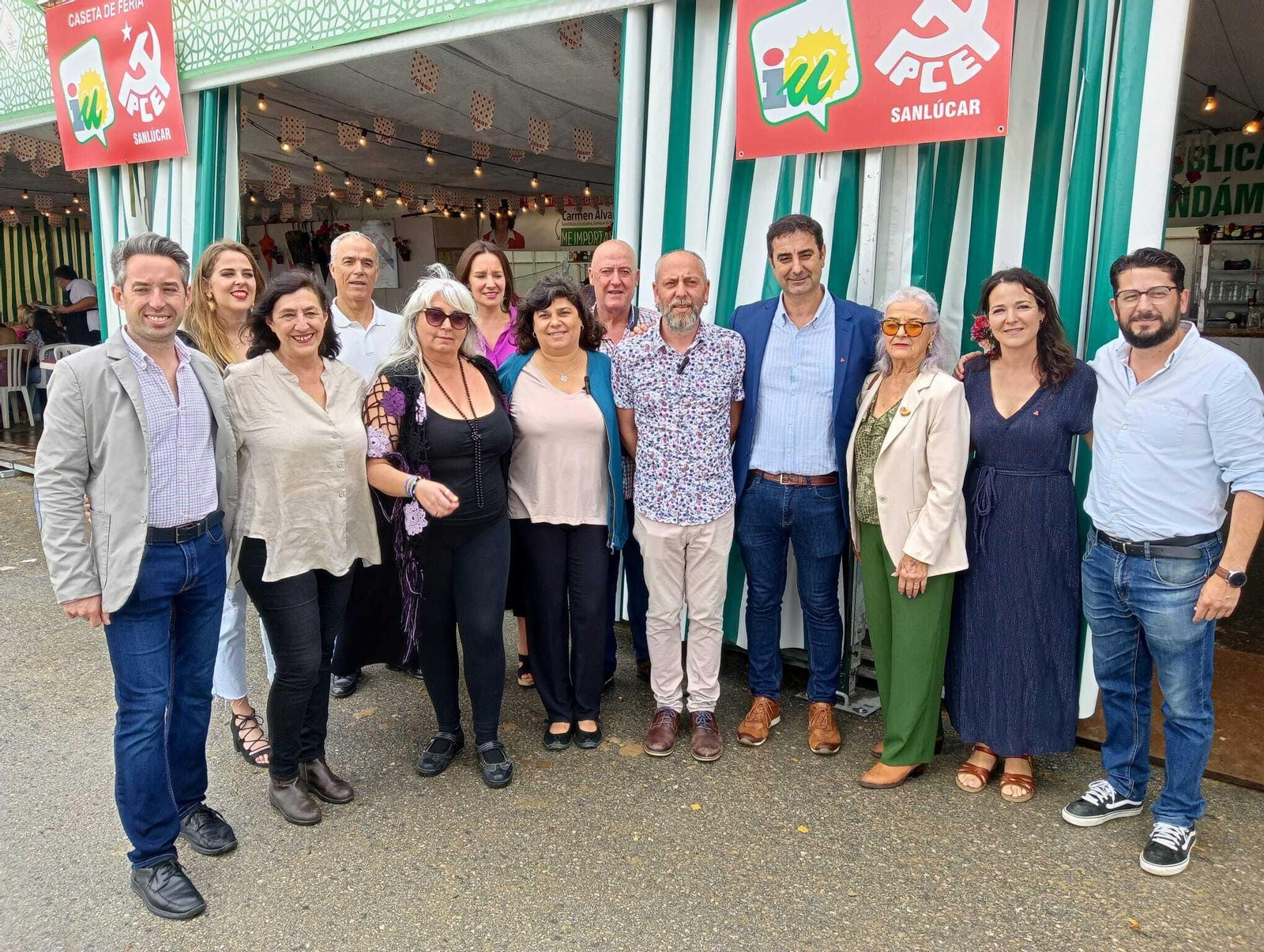 Dirigentes de IU, con Jorge Rodríguez entre ellos, el pasado jueves en la caseta que este partido tiene en la Feria de Sanlúcar.