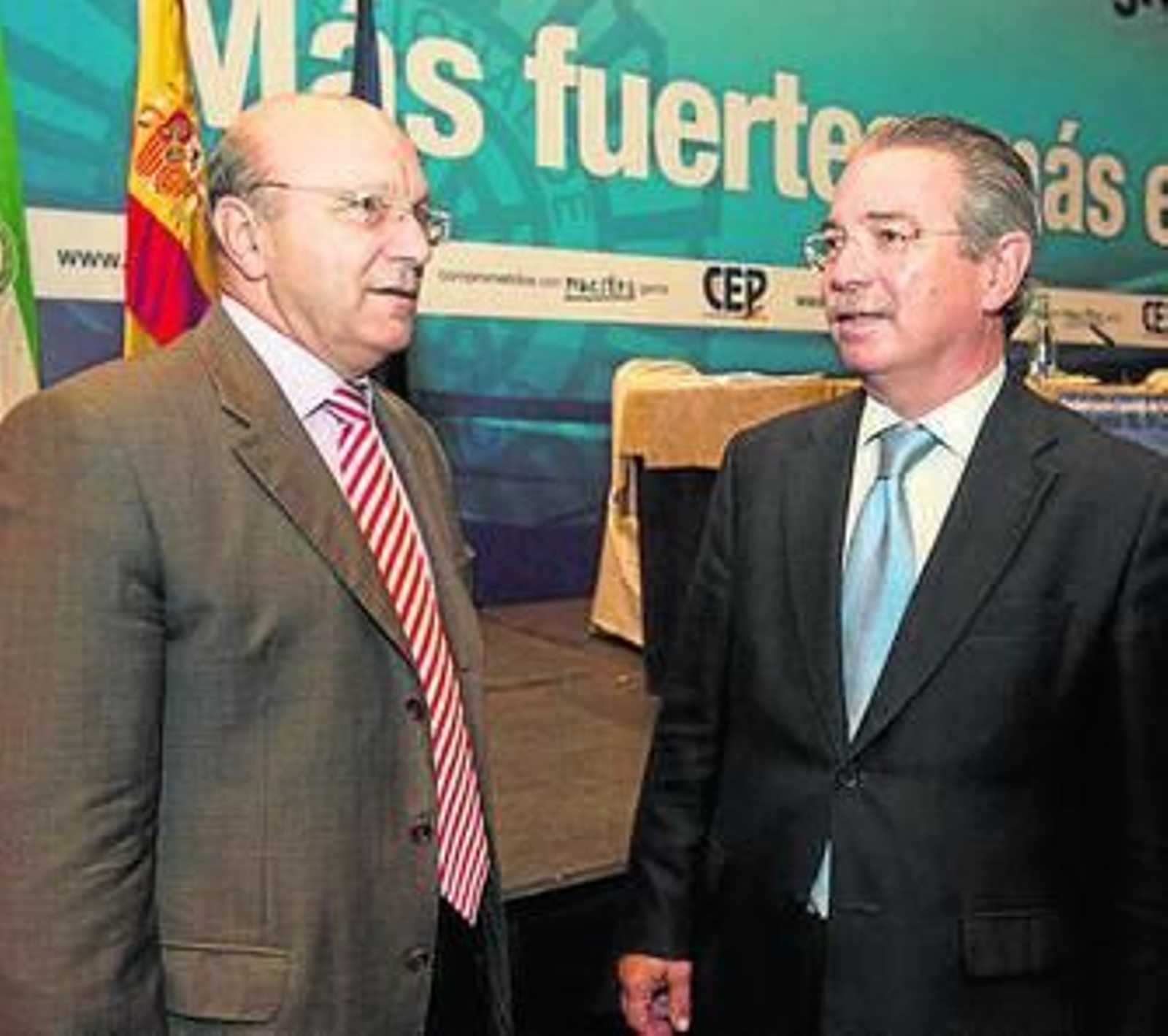 1. El juez Fernando Grande-Marlaska charla con la presidenta de la Fundación Víctimas del Terrorismo, Maite Pagazaurtundua. 2. El nuevo jefe superior de Policía, Antonio Jesús Figal, con el comisario provincial, Juan Rojo. 3. Tres ex directores de la Policía asistieron al congreso. En la imagen, Joan Mesquida y Juan Cotino. 4. Maite Pagazaurtundua muestra un premio.