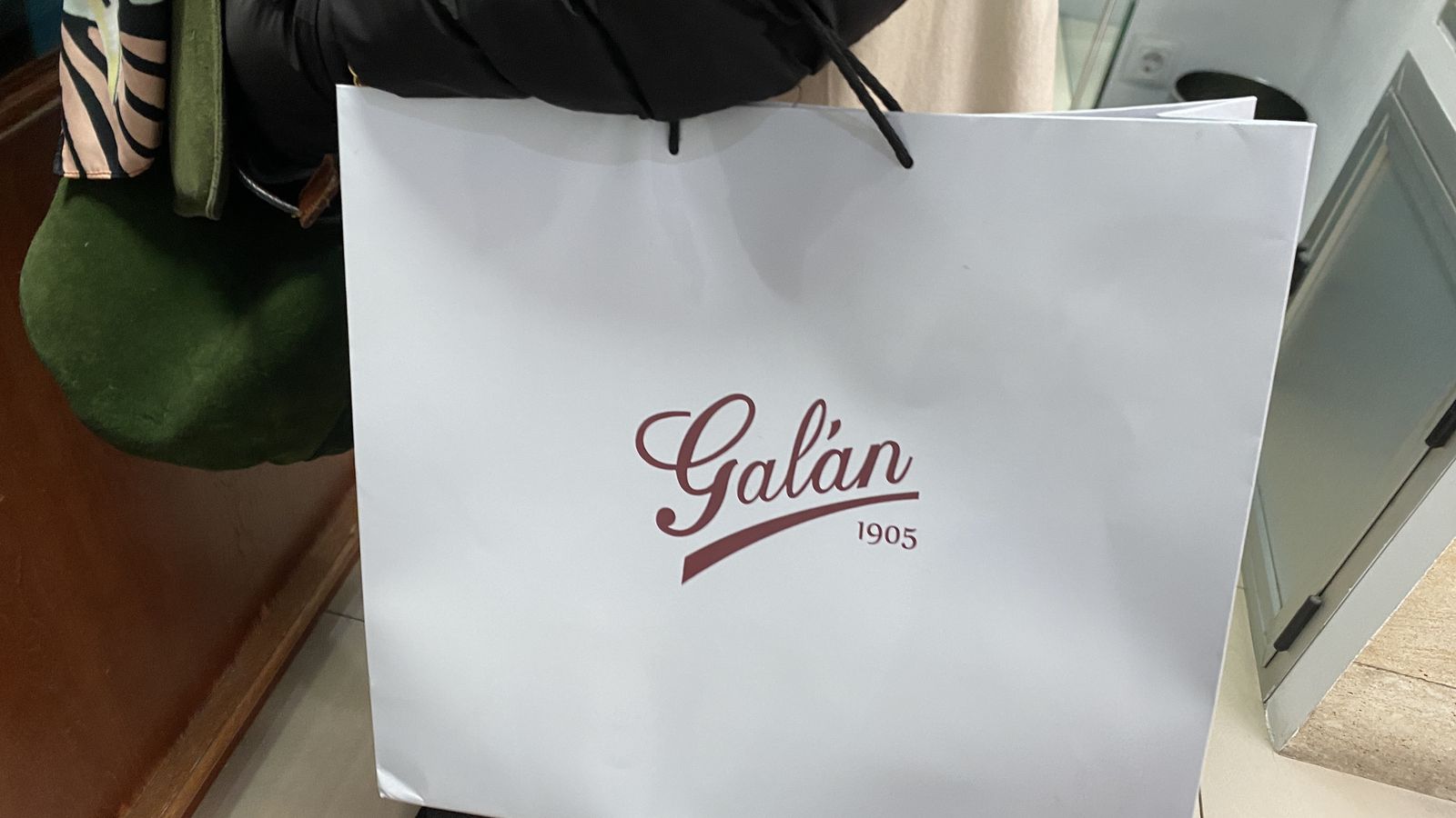 Bolsa con el logo de Camisería Galán y la fecha de fundación