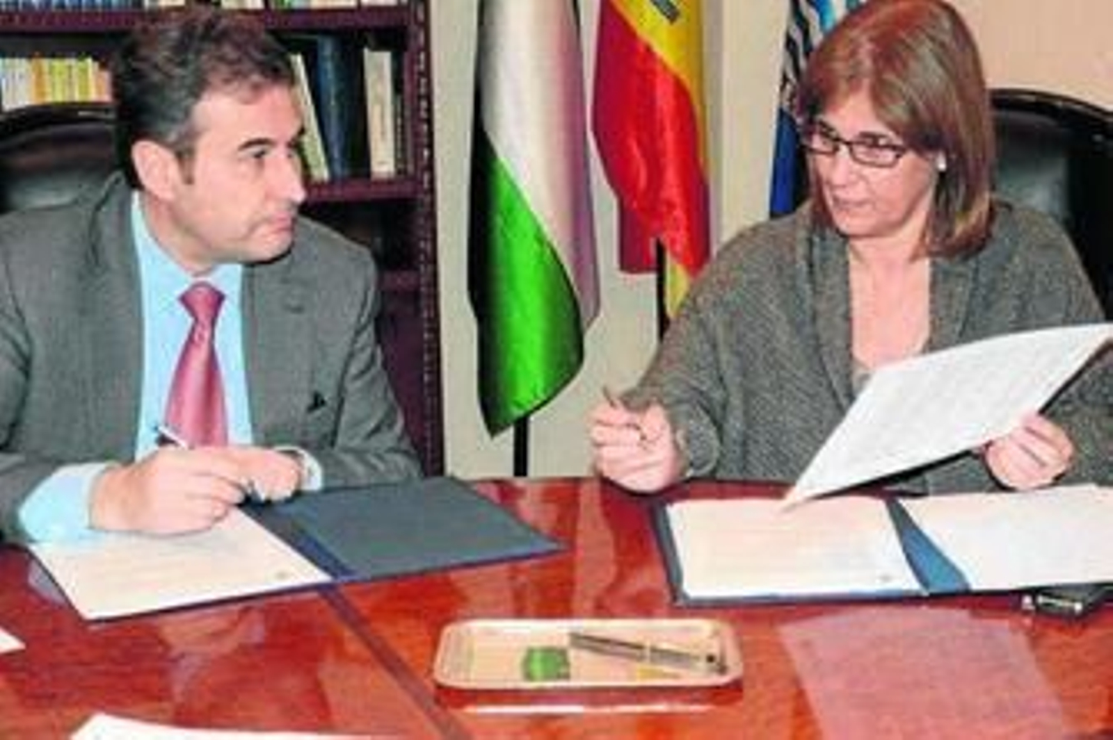 Enrique José Martín y García-Pelayo, el día que firmaron el acuerdo de cesión de los terrenos frente a Chapín. Enrique José Martín y García-Pelayo, el día que firmaron el acuerdo de cesión de los terrenos frente a Chapín.