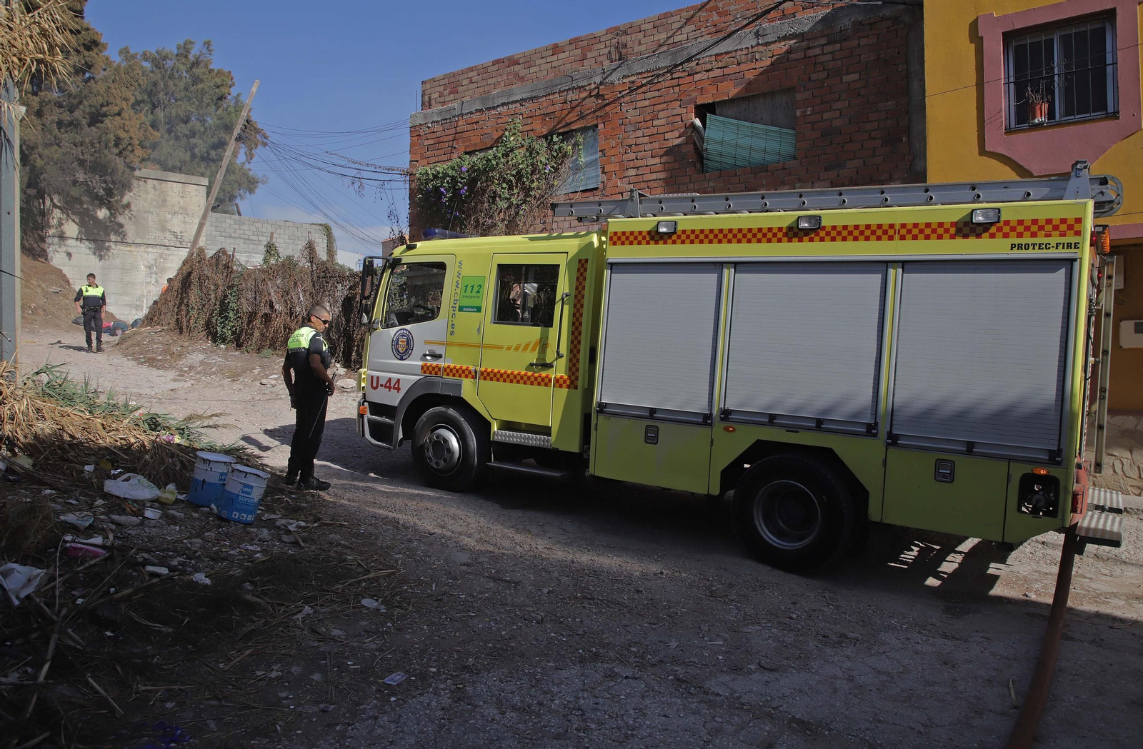 Fotos del incendio cercano al Bahía Park en la calle Sardina de Algeciras