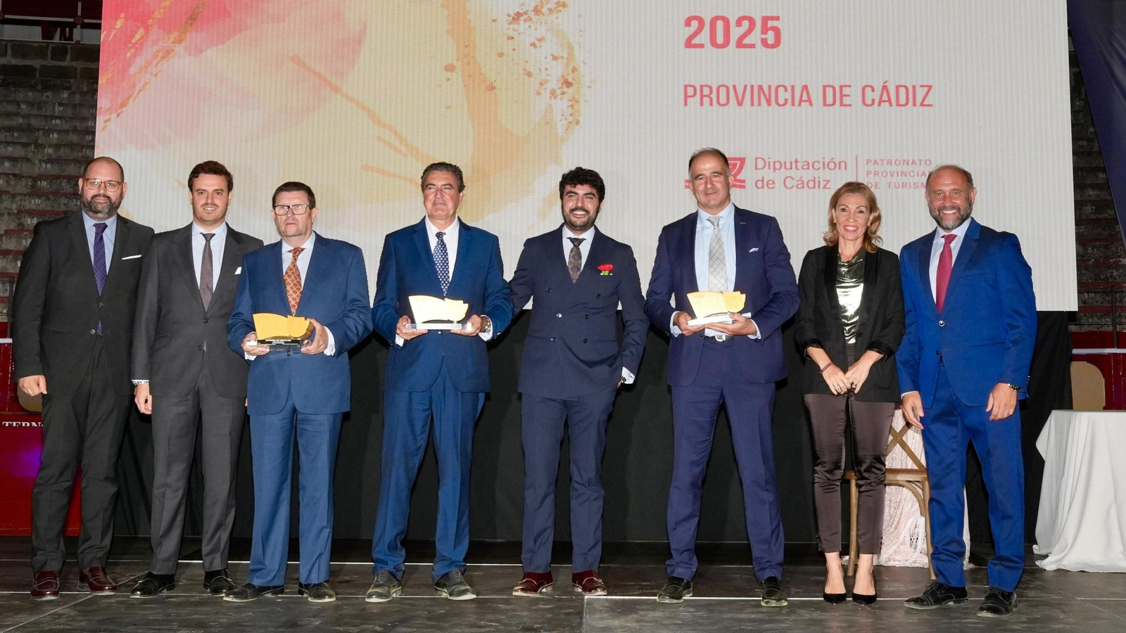 Los galardonados, con responsables de la Diputación Provincial de Cádiz.