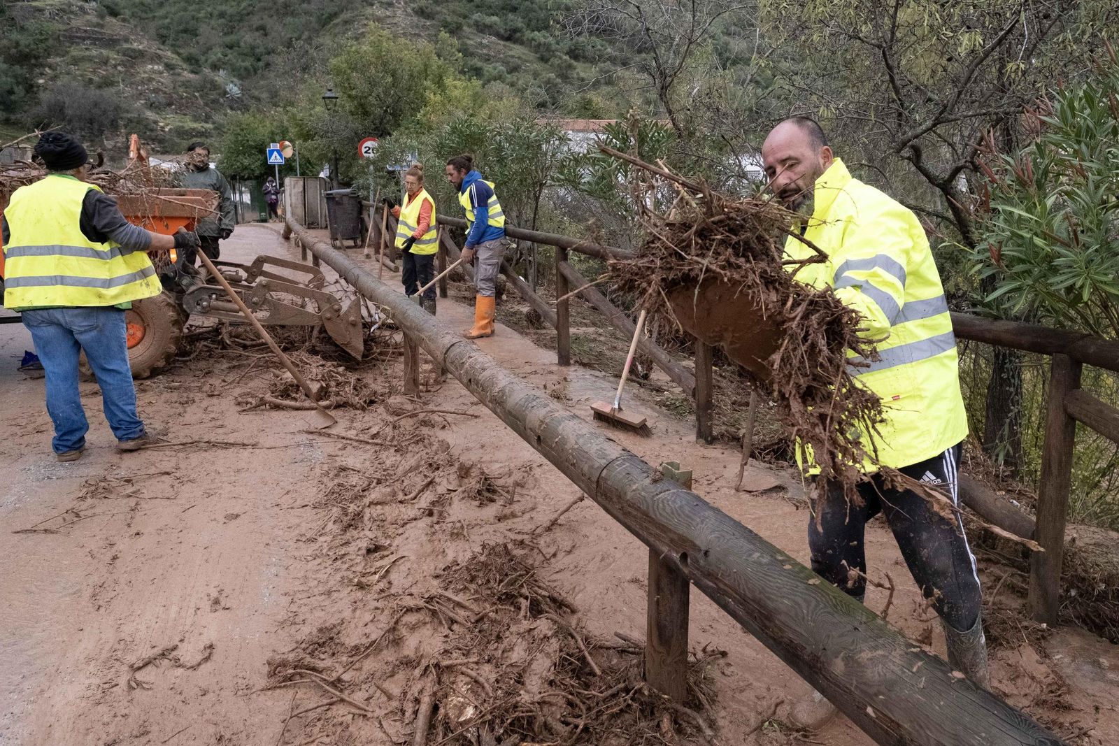 Riada de lodo y piedras en Jimera de Líbar, en fotos