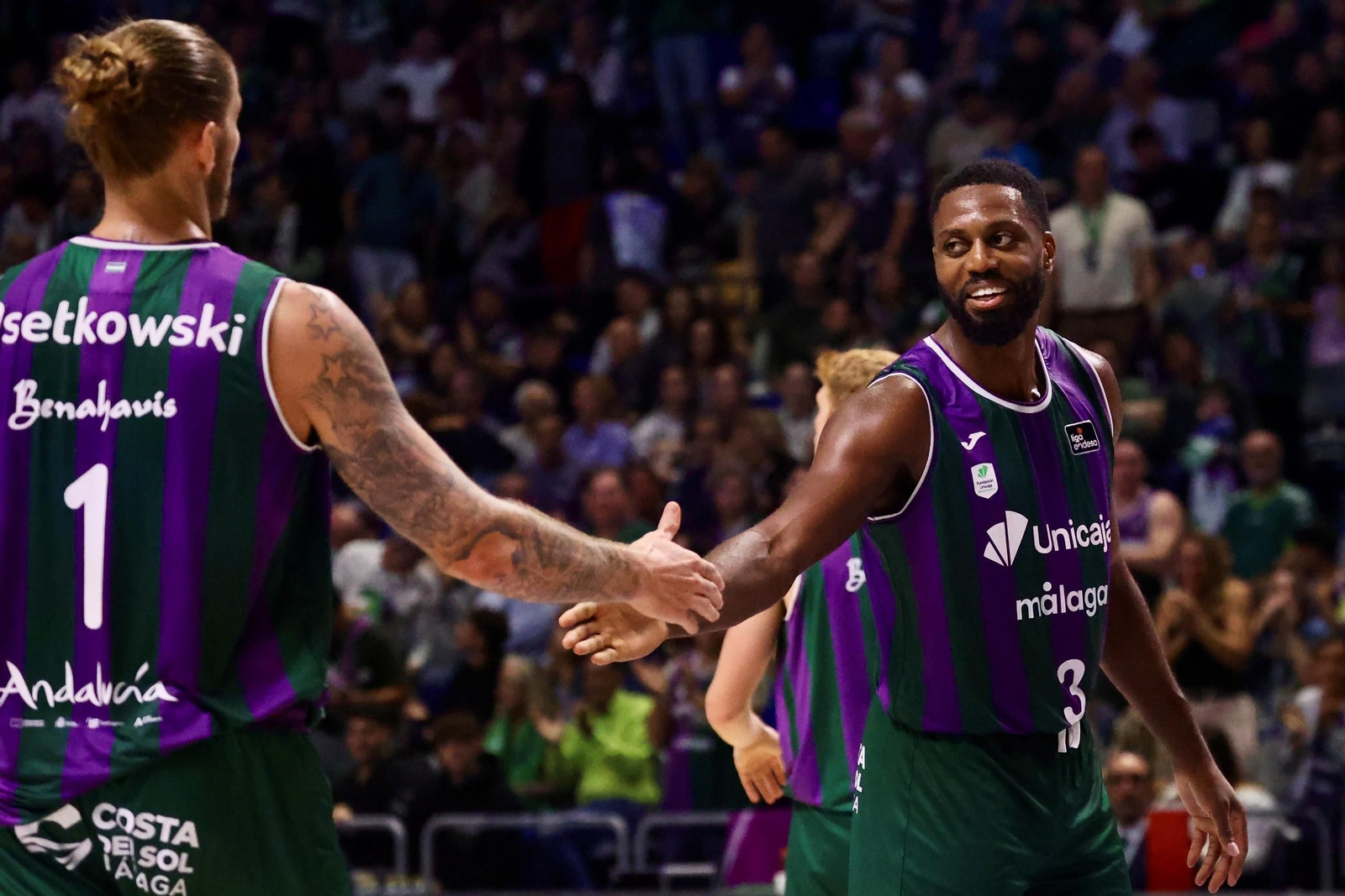 Melvin Ejim, con Osetkowski.