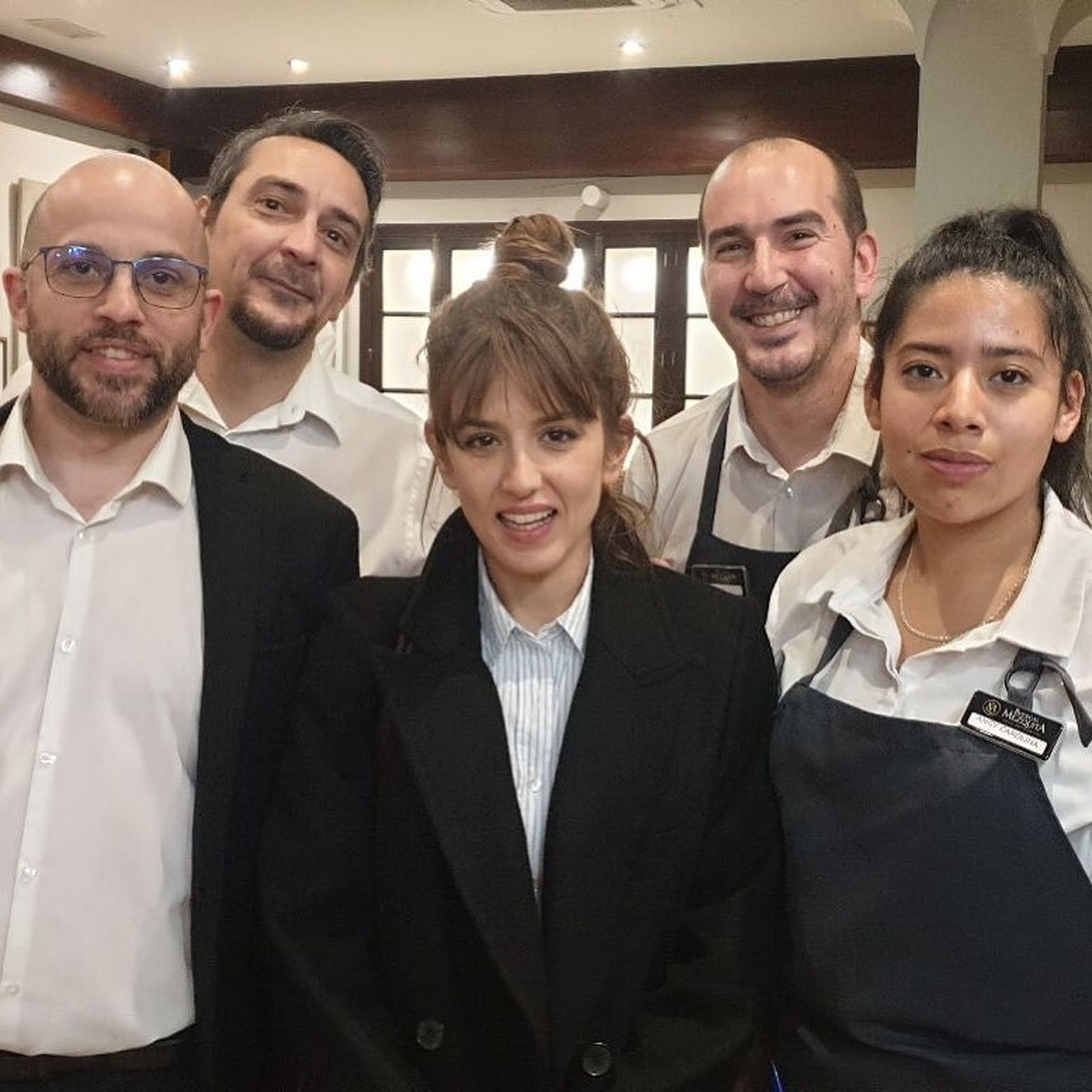 La actriz Marina Salas escoge Bodegas Mezquita para deleitarse con la gastronomía cordobesa