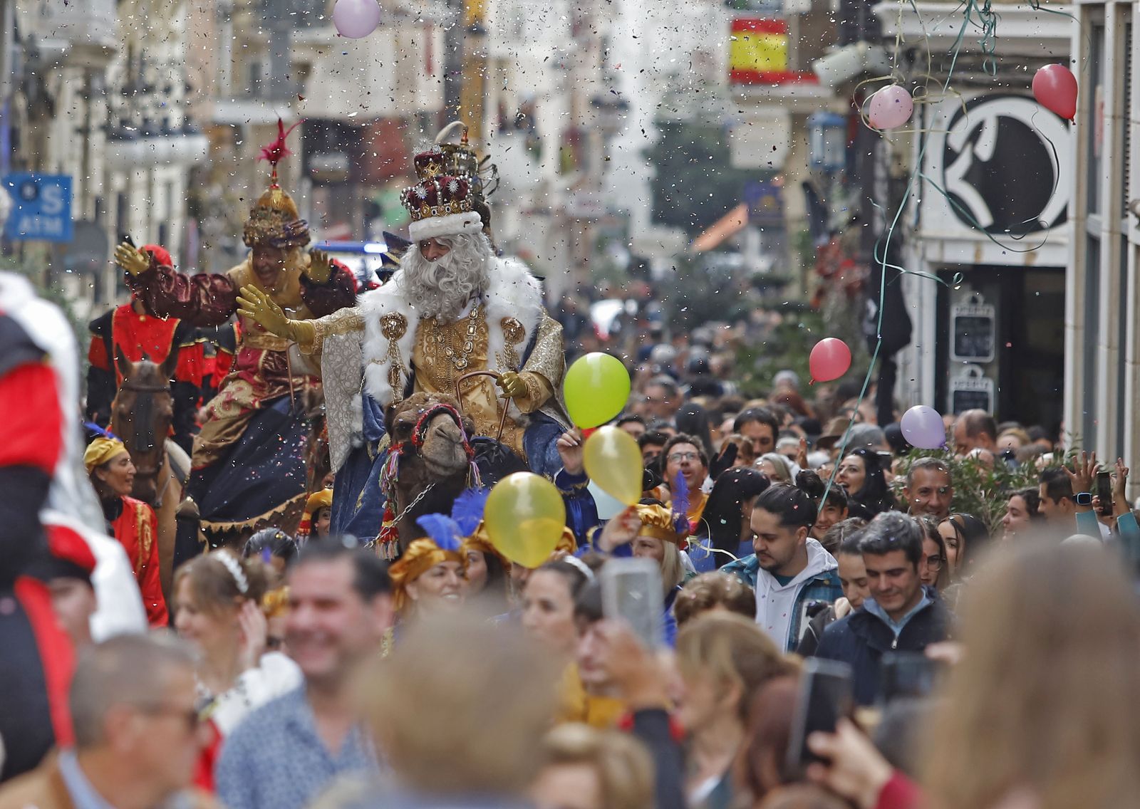 Imágenes de la mágica llegada de los Reyes Magos y la Estrella de la Ilusión a Huelva en barco