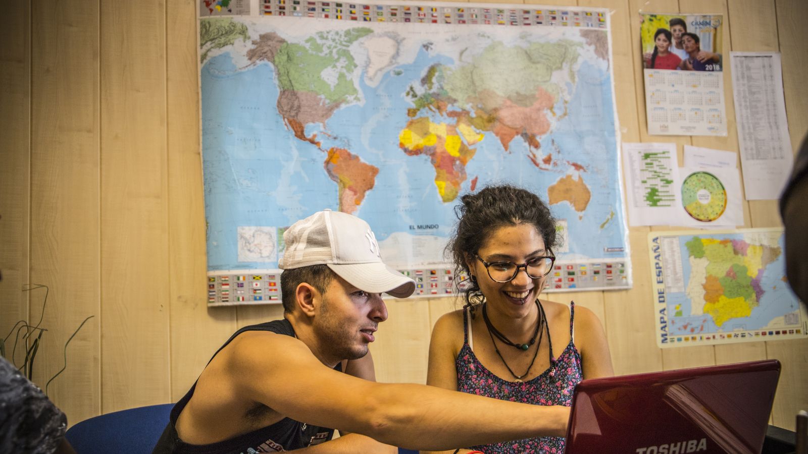 Un chico del programa junto una trabajadora de la Ciudad de los Niños