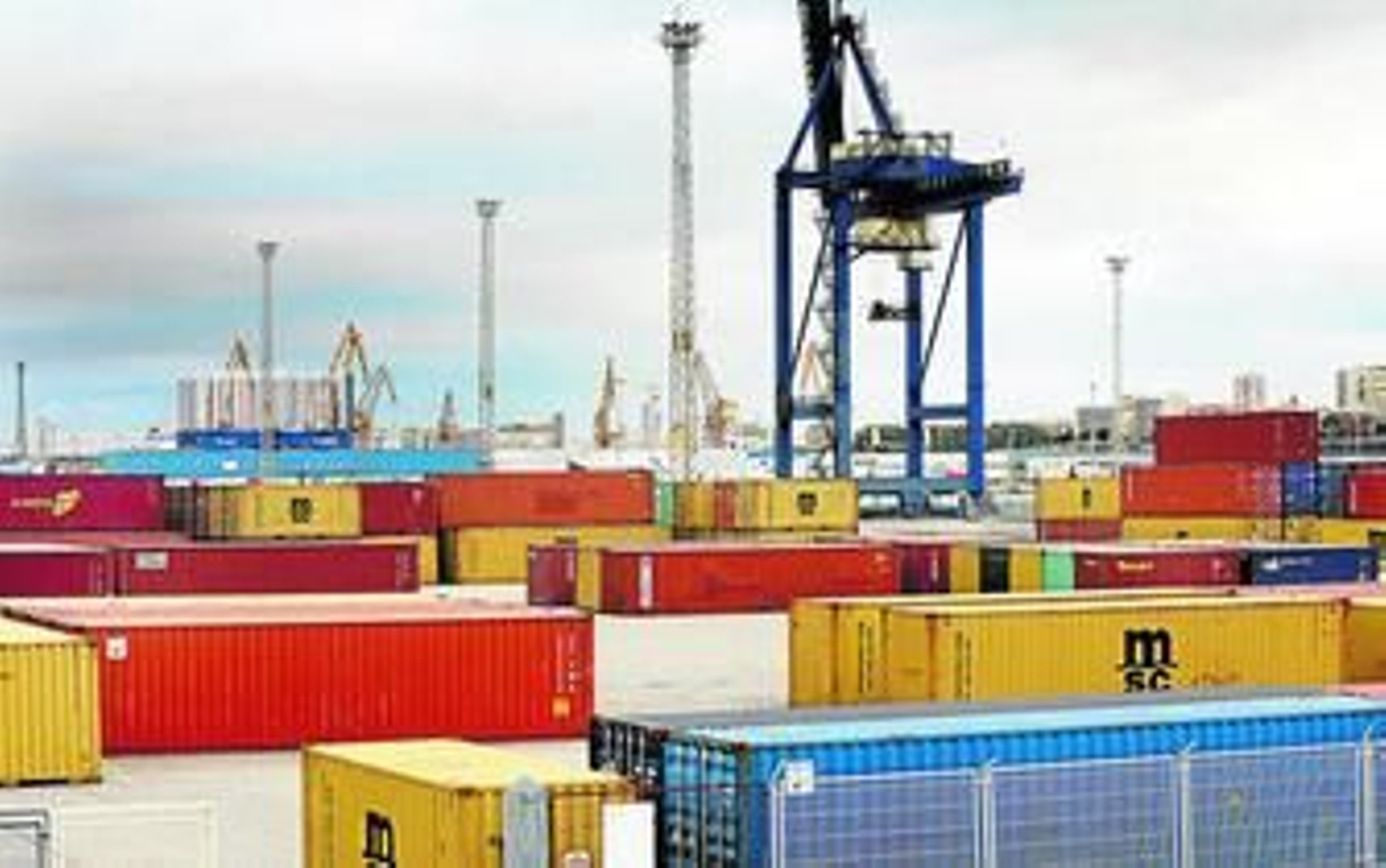 Son ya muy pocos los contenedores que "duermen" en la actual terminal del puerto de Cádiz.