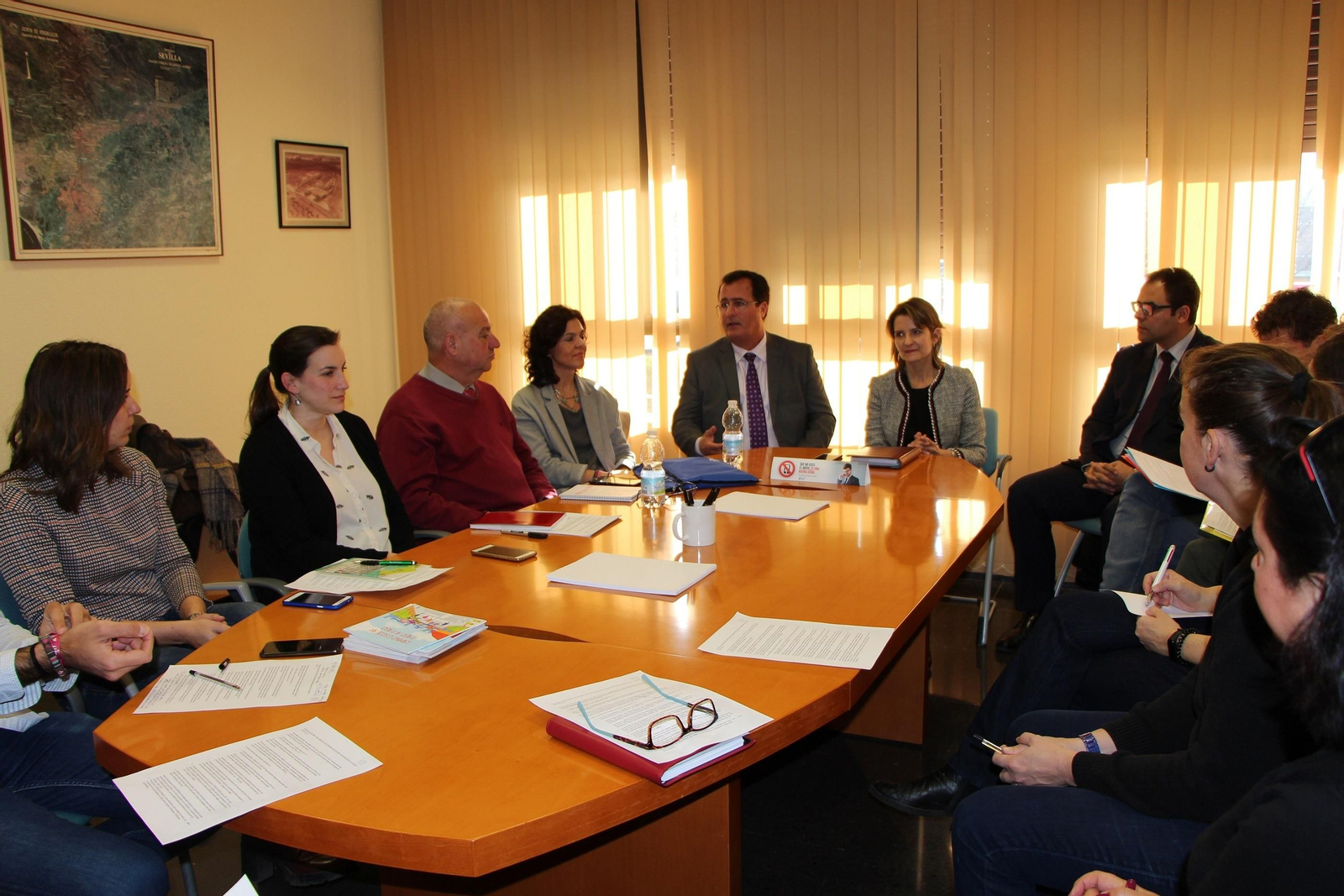 Responsables del Ayuntamiento, la DGT, las empresas patrocinadoras y los dos colegios, en una reunión preparatoria.