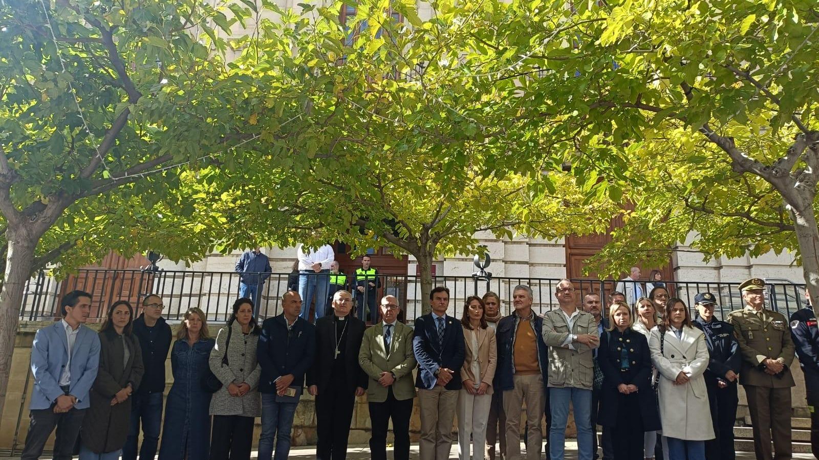 Minuto de silencio del Ayuntamiento de Jaén por los afectados por la DANA. Minuto de silencio del Ayuntamiento de Jaén por los afectados por la DANA.