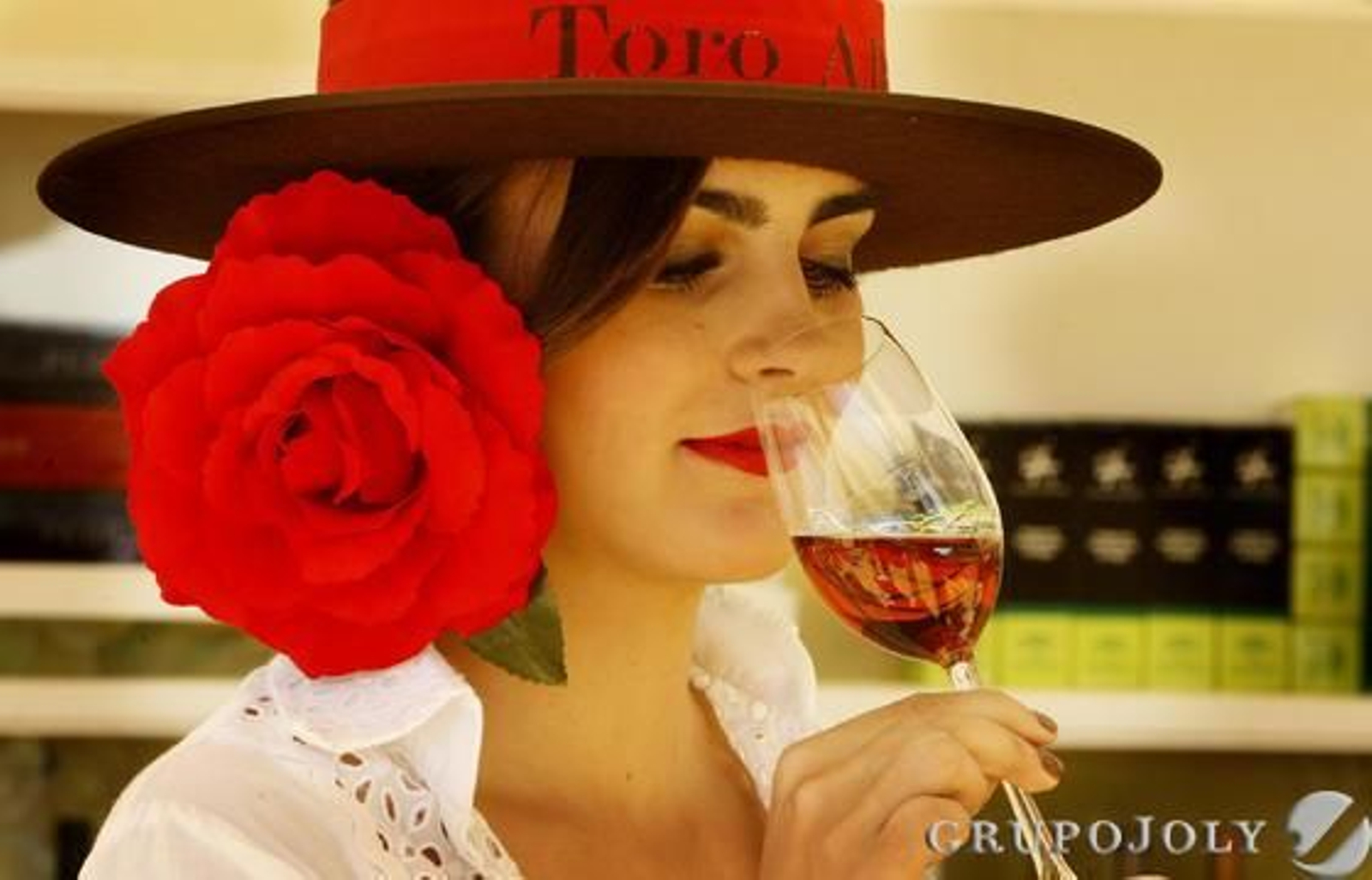 Una azafata de las muchas que se ven en estos días en las bodegas presentes en el Salón.

Foto: Pascual