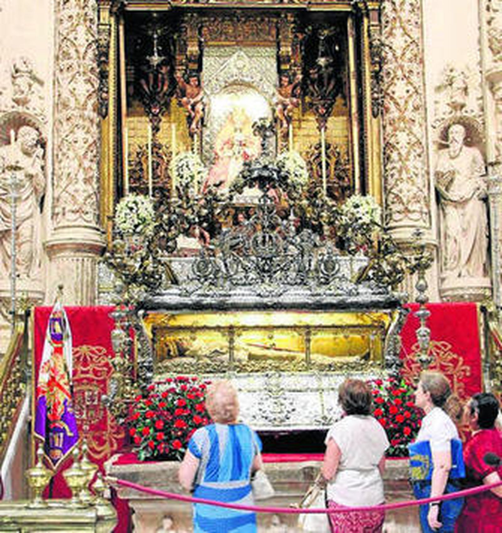 Devotas, delante de la urna de plata que cobija los restos de San Fernando.