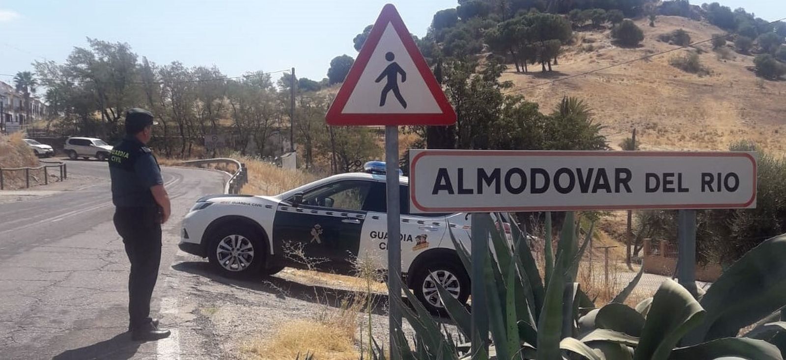 Una patrulla de la Guardia Civil, en Almodóvar del Río.
