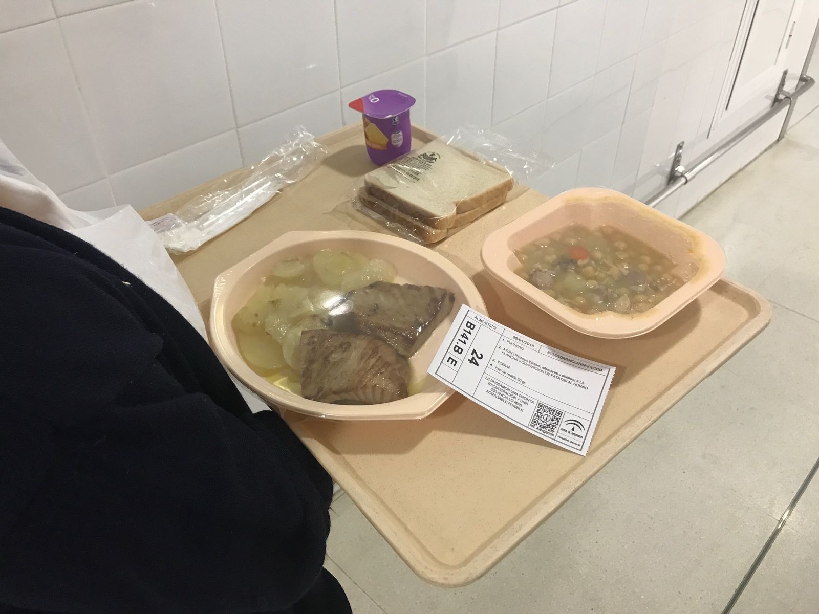 Una trabajadora porta un menú de un hospital público de Málaga.