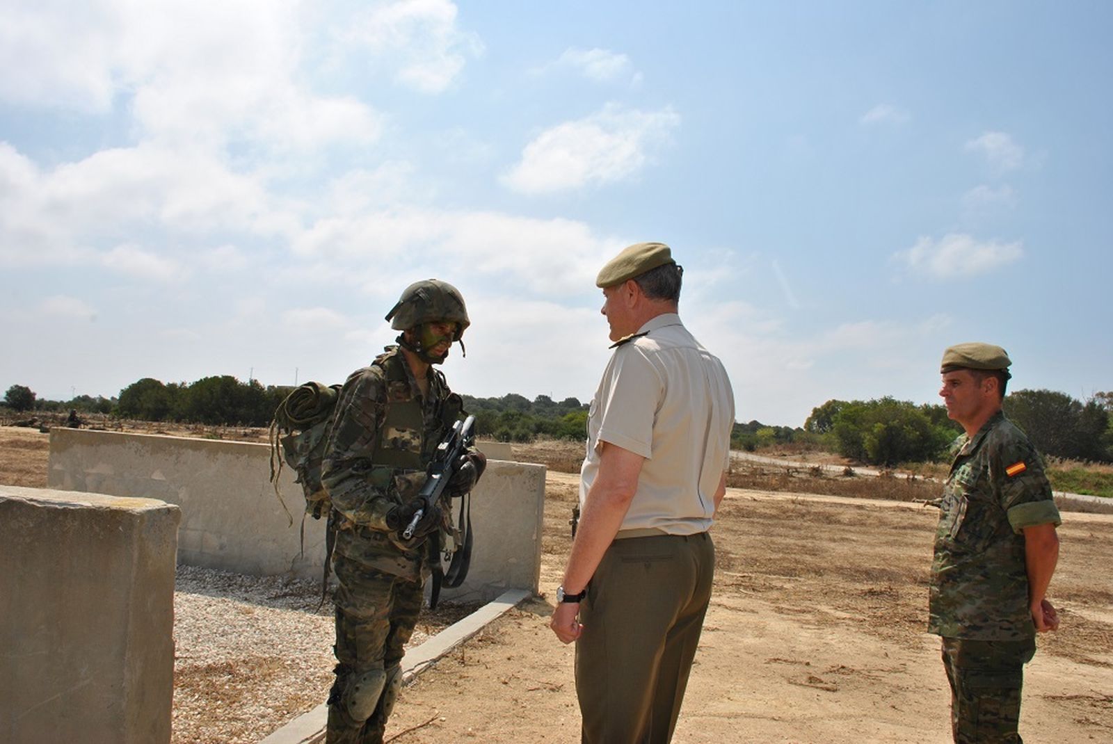 El general de Mando de Adiestramiento y Doctrina visita conversa con un alumno.