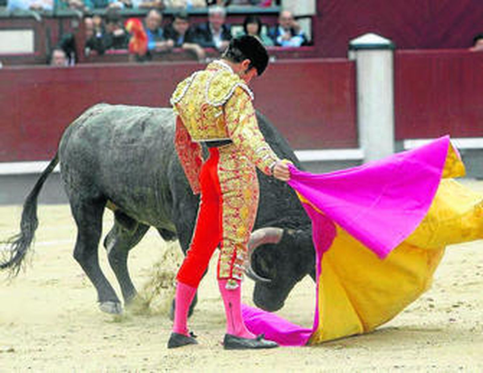 Fernando Robleño, en una airosa larga a su primer toro.